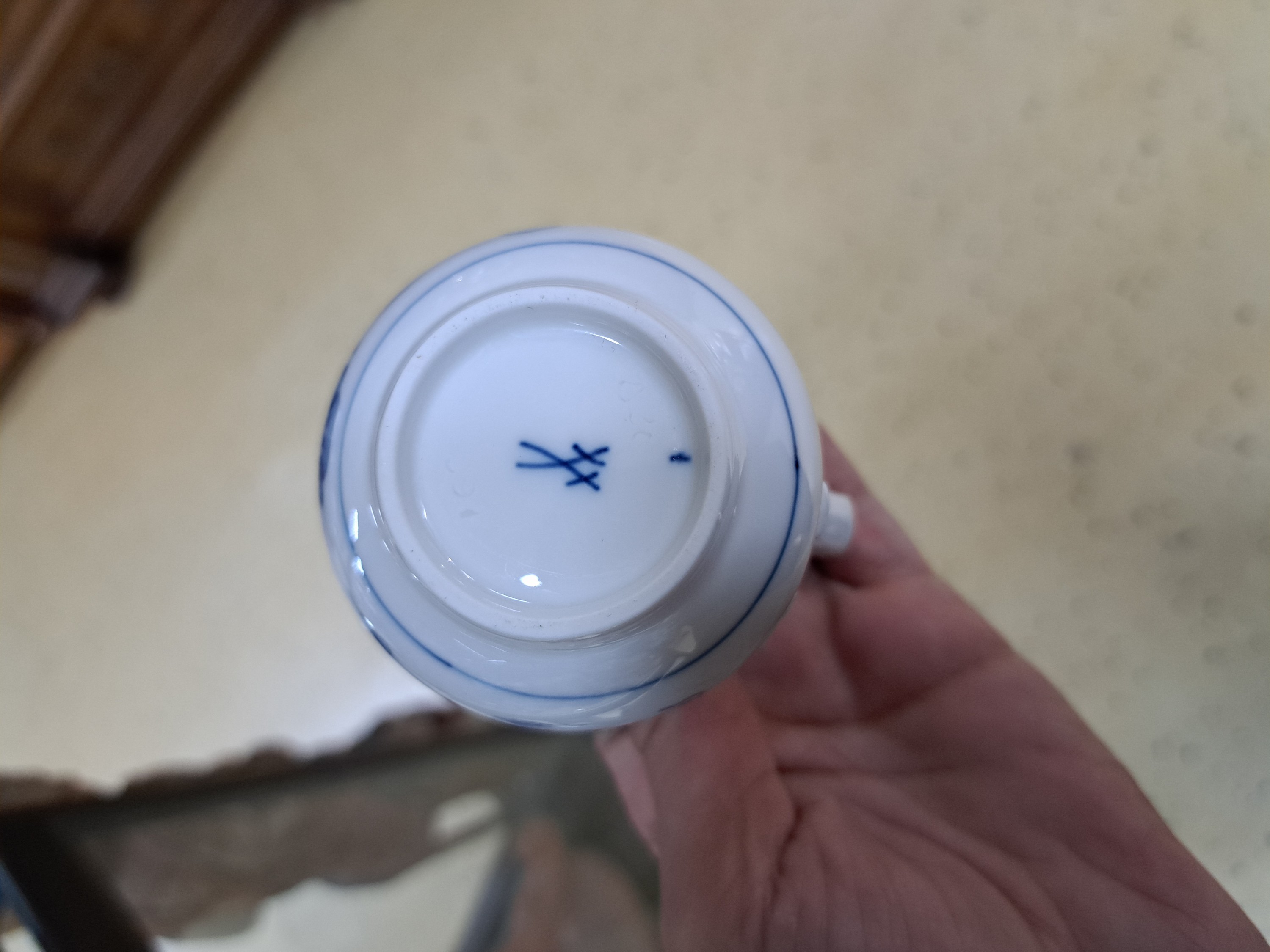 Detail j: Kaffeeservice für 12 Personen, Meissen, 20. Jh., Zwiebelmuster, große und, kleinere Kaffeekanne, 3 Milchkännchen, 2 Zuckerdosen, 12 Tassen mit ...