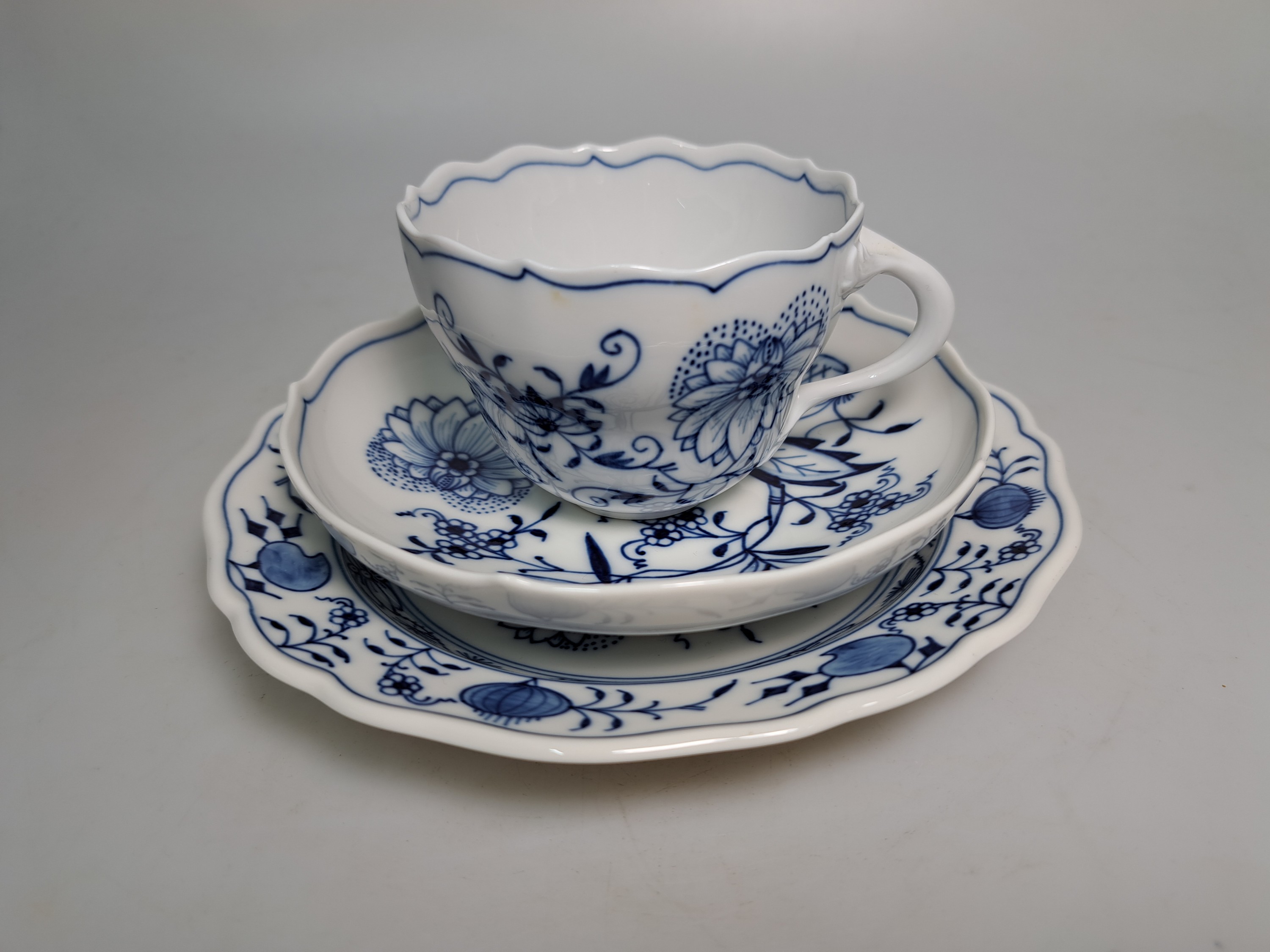 Detail k: Kaffeeservice für 12 Personen, Meissen, 20. Jh., Zwiebelmuster, große und, kleinere Kaffeekanne, 3 Milchkännchen, 2 Zuckerdosen, 12 Tassen mit ...