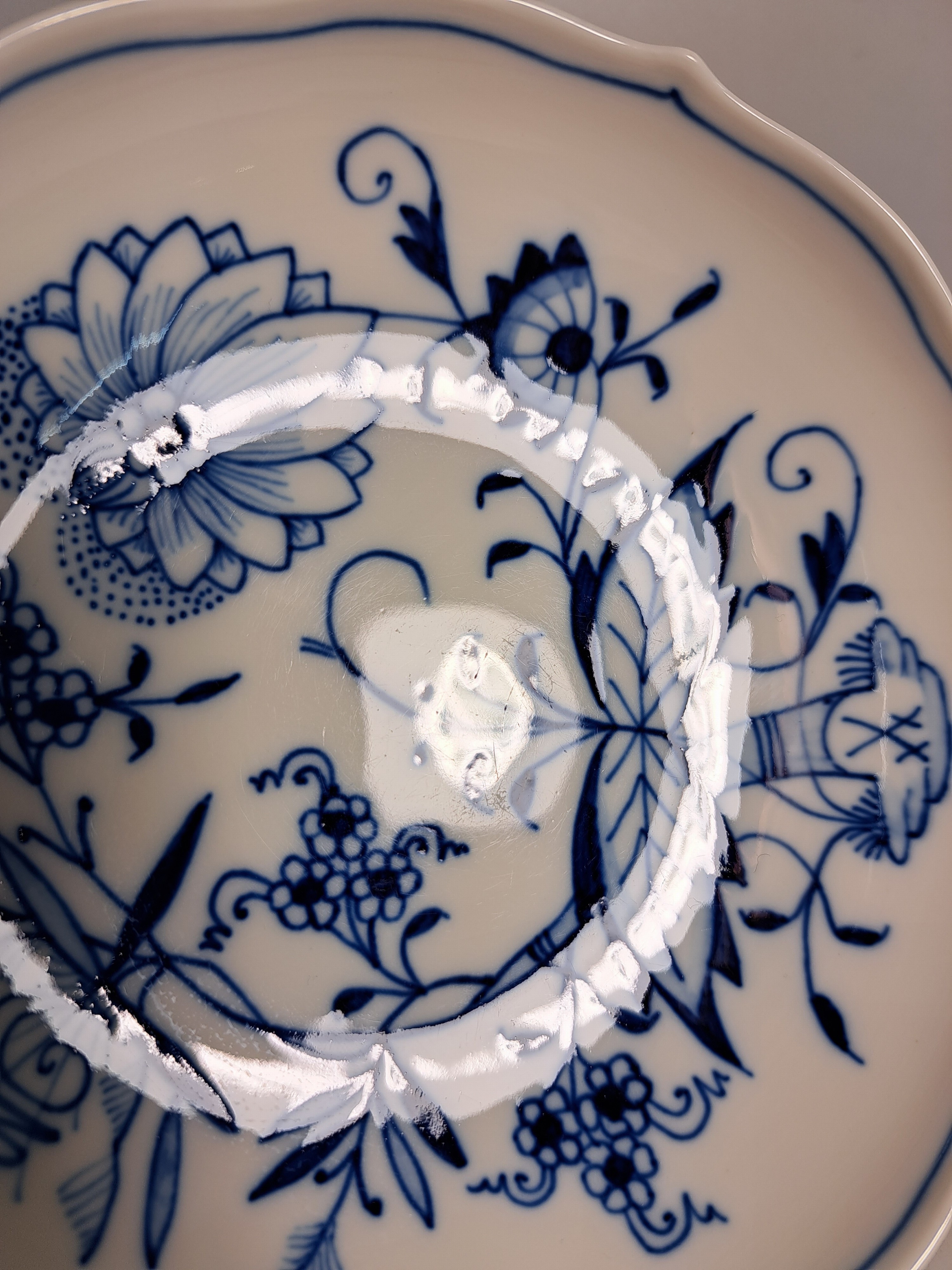 Detail m: Kaffeeservice für 12 Personen, Meissen, 20. Jh., Zwiebelmuster, große und, kleinere Kaffeekanne, 3 Milchkännchen, 2 Zuckerdosen, 12 Tassen mit ...