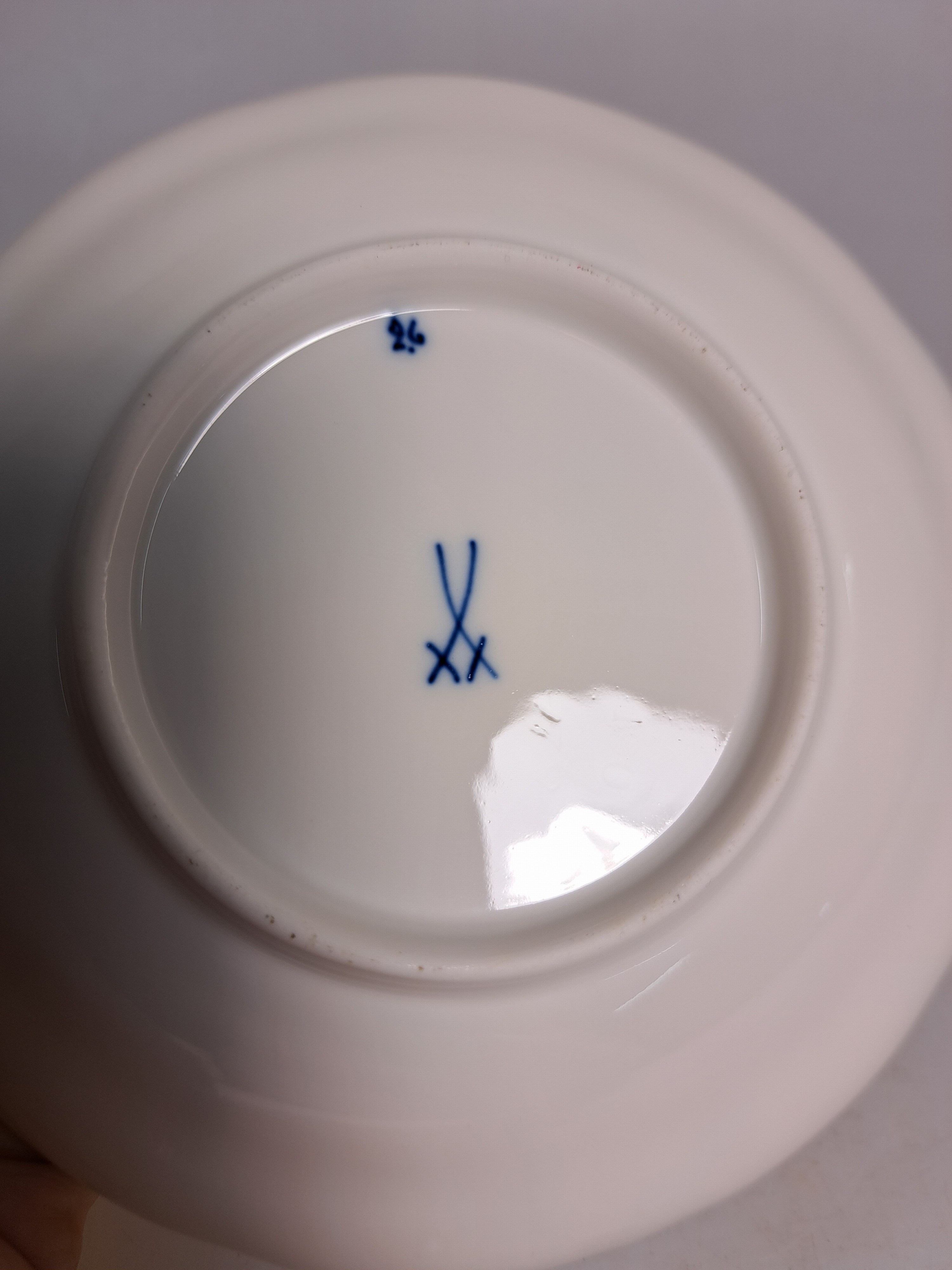 Detail n: Kaffeeservice für 12 Personen, Meissen, 20. Jh., Zwiebelmuster, große und, kleinere Kaffeekanne, 3 Milchkännchen, 2 Zuckerdosen, 12 Tassen mit ...