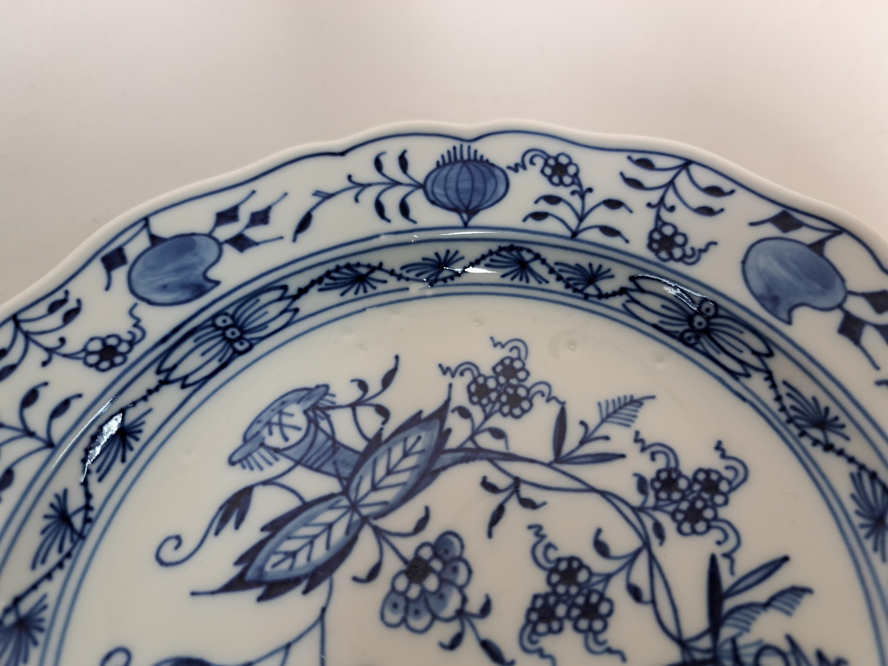 Detail o: Kaffeeservice für 12 Personen, Meissen, 20. Jh., Zwiebelmuster, große und, kleinere Kaffeekanne, 3 Milchkännchen, 2 Zuckerdosen, 12 Tassen mit ...