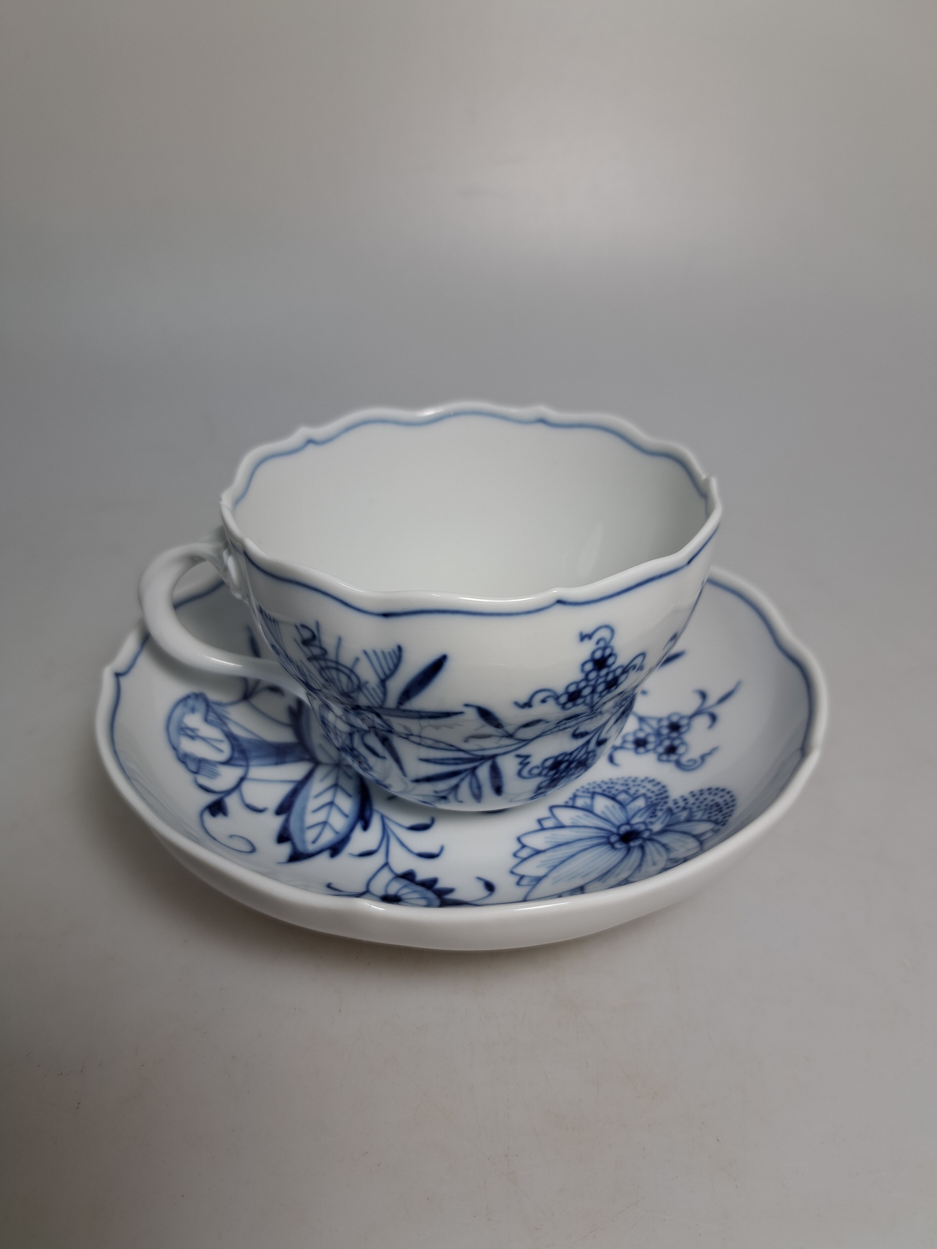 Detail q: Kaffeeservice für 12 Personen, Meissen, 20. Jh., Zwiebelmuster, große und, kleinere Kaffeekanne, 3 Milchkännchen, 2 Zuckerdosen, 12 Tassen mit ...