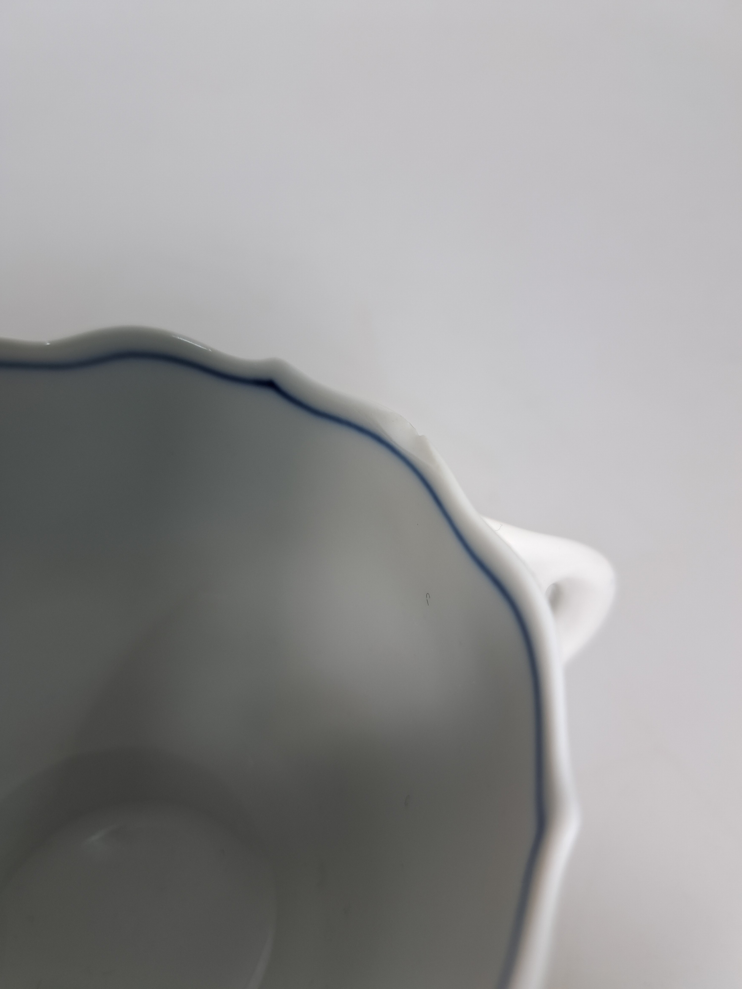 Detail r: Kaffeeservice für 12 Personen, Meissen, 20. Jh., Zwiebelmuster, große und, kleinere Kaffeekanne, 3 Milchkännchen, 2 Zuckerdosen, 12 Tassen mit ...