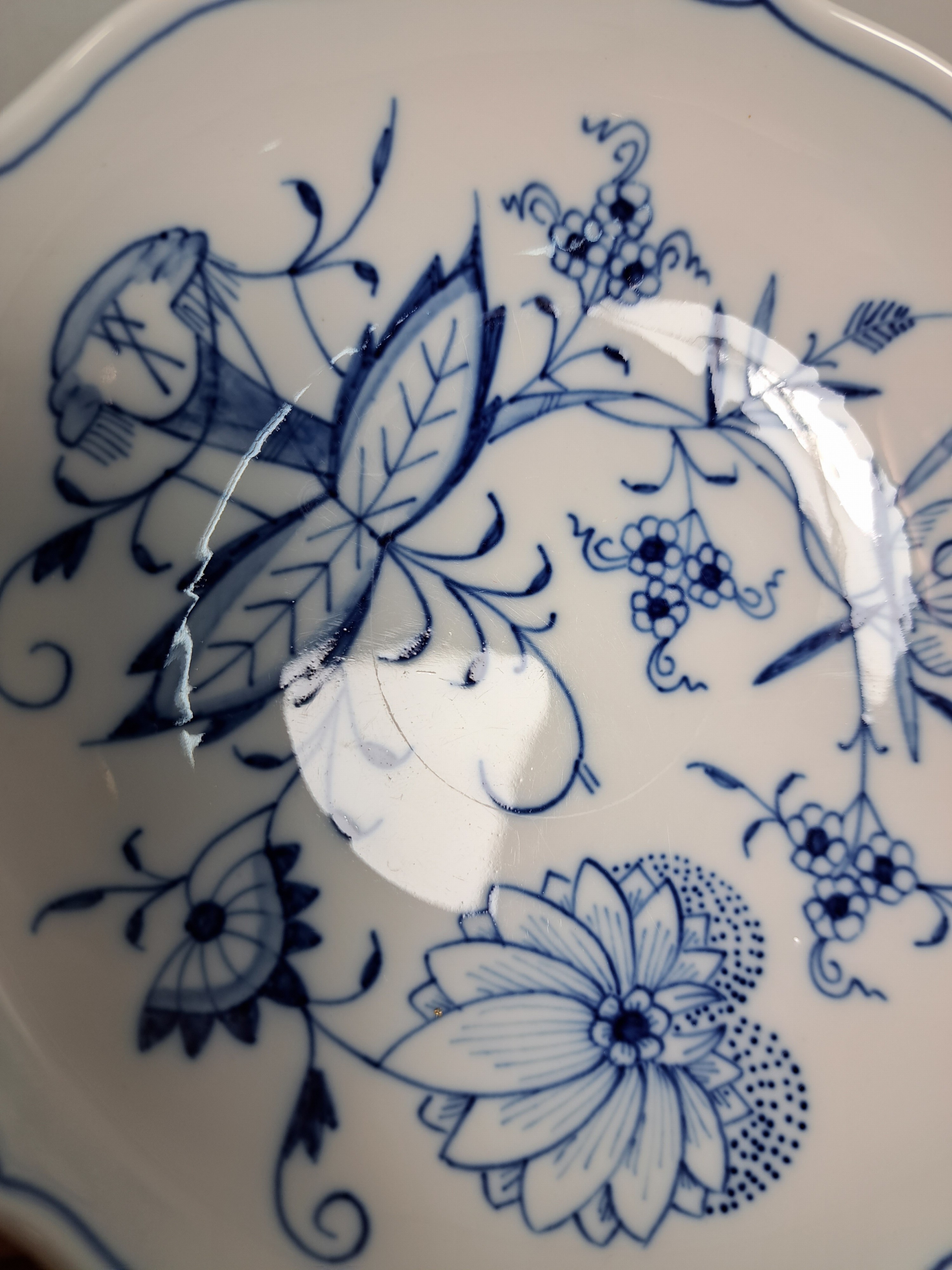 Detail s: Kaffeeservice für 12 Personen, Meissen, 20. Jh., Zwiebelmuster, große und, kleinere Kaffeekanne, 3 Milchkännchen, 2 Zuckerdosen, 12 Tassen mit ...