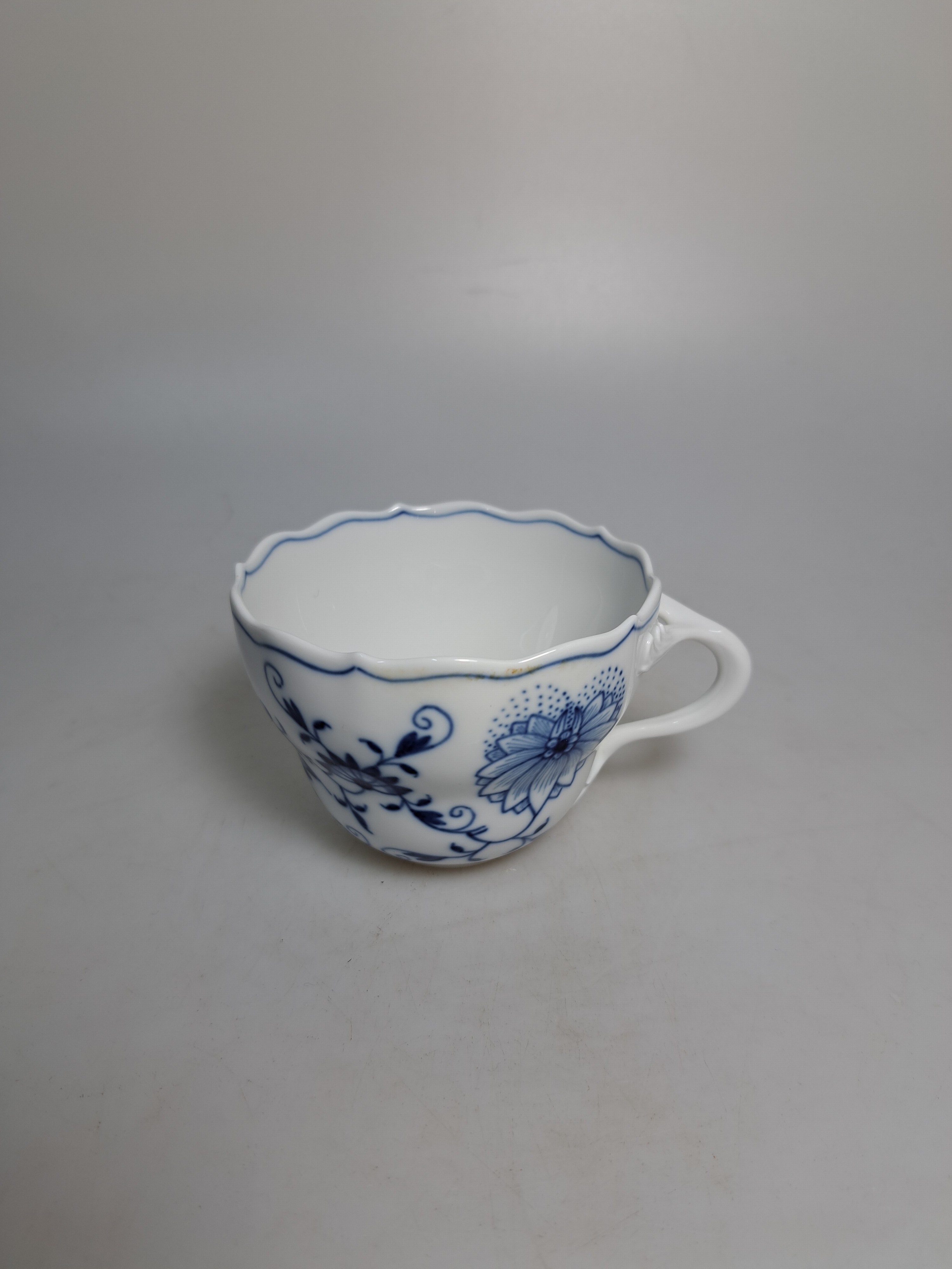 Detail t: Kaffeeservice für 12 Personen, Meissen, 20. Jh., Zwiebelmuster, große und, kleinere Kaffeekanne, 3 Milchkännchen, 2 Zuckerdosen, 12 Tassen mit ...