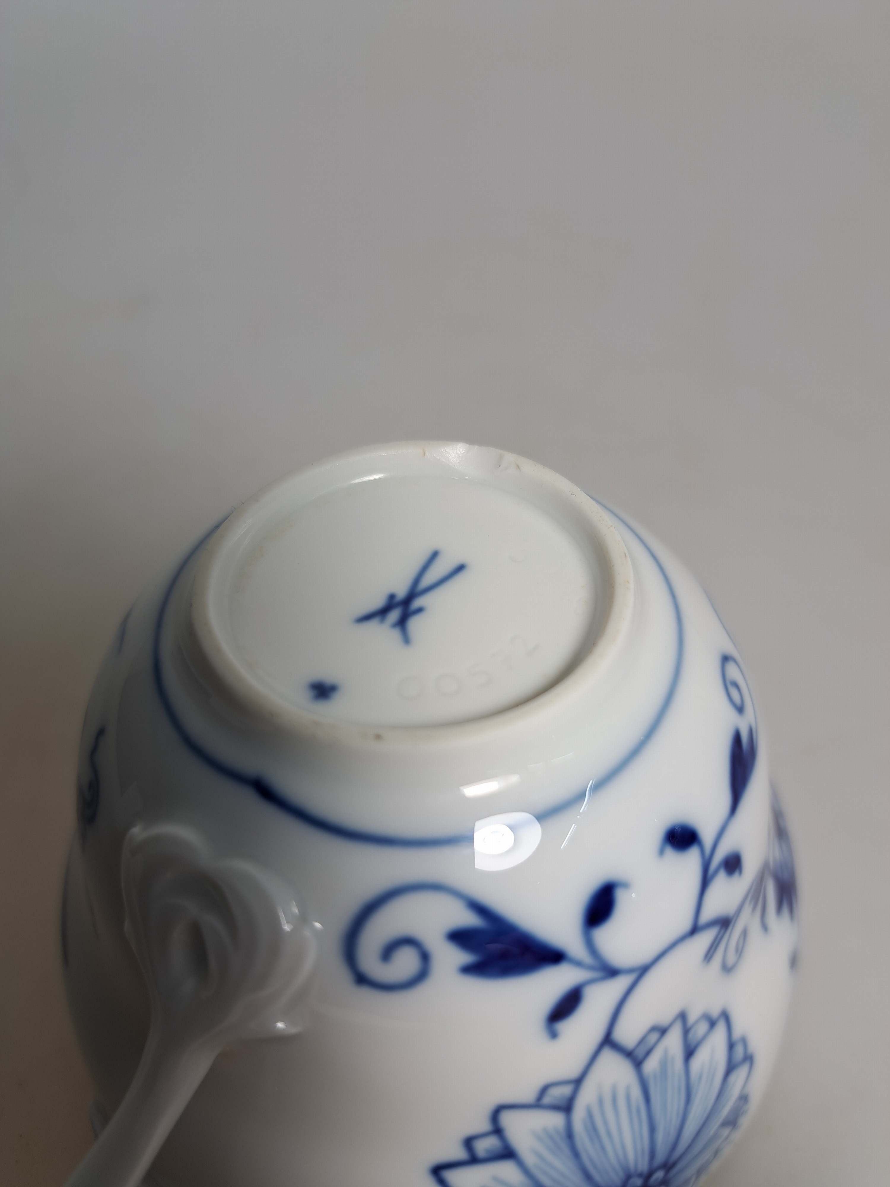 Detail u: Kaffeeservice für 12 Personen, Meissen, 20. Jh., Zwiebelmuster, große und, kleinere Kaffeekanne, 3 Milchkännchen, 2 Zuckerdosen, 12 Tassen mit ...
