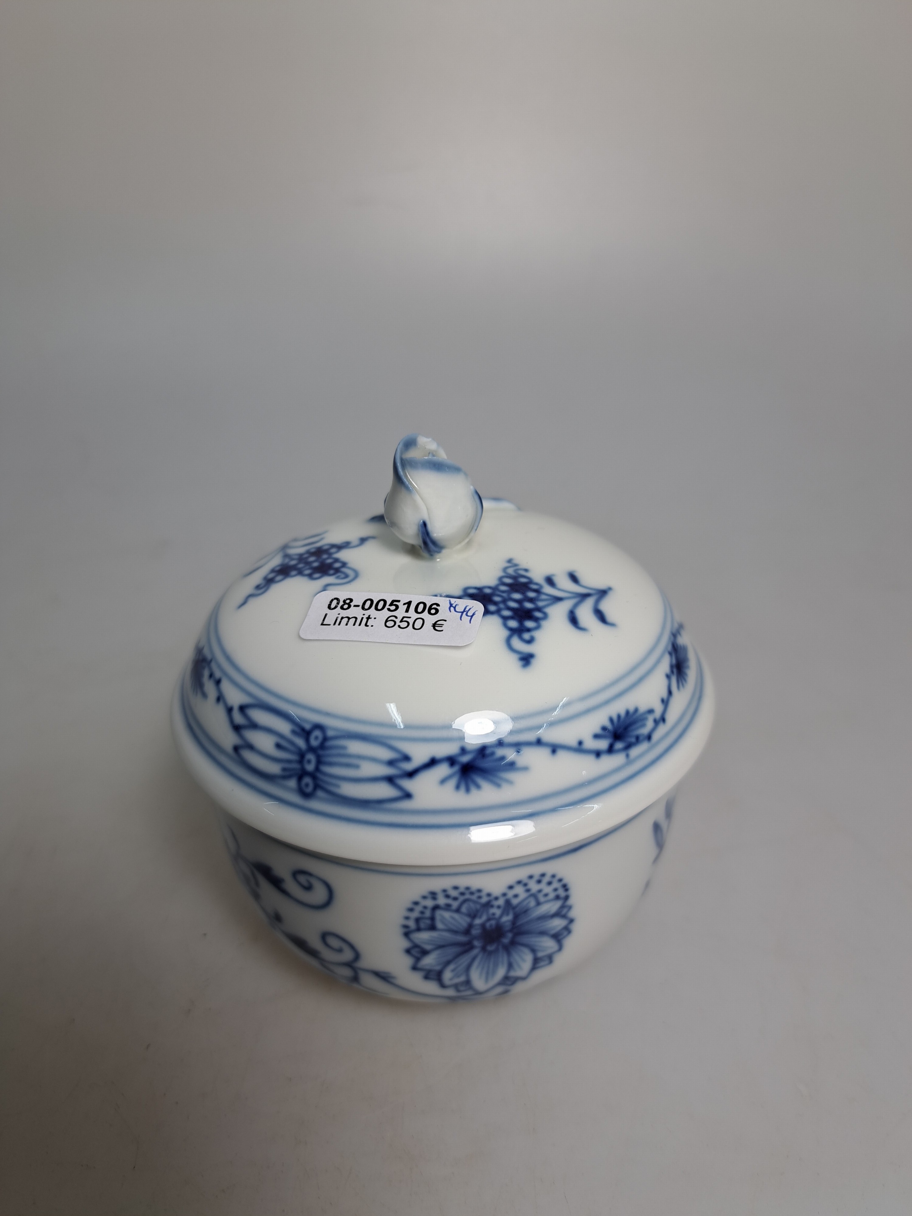 Detail v: Kaffeeservice für 12 Personen, Meissen, 20. Jh., Zwiebelmuster, große und, kleinere Kaffeekanne, 3 Milchkännchen, 2 Zuckerdosen, 12 Tassen mit ...