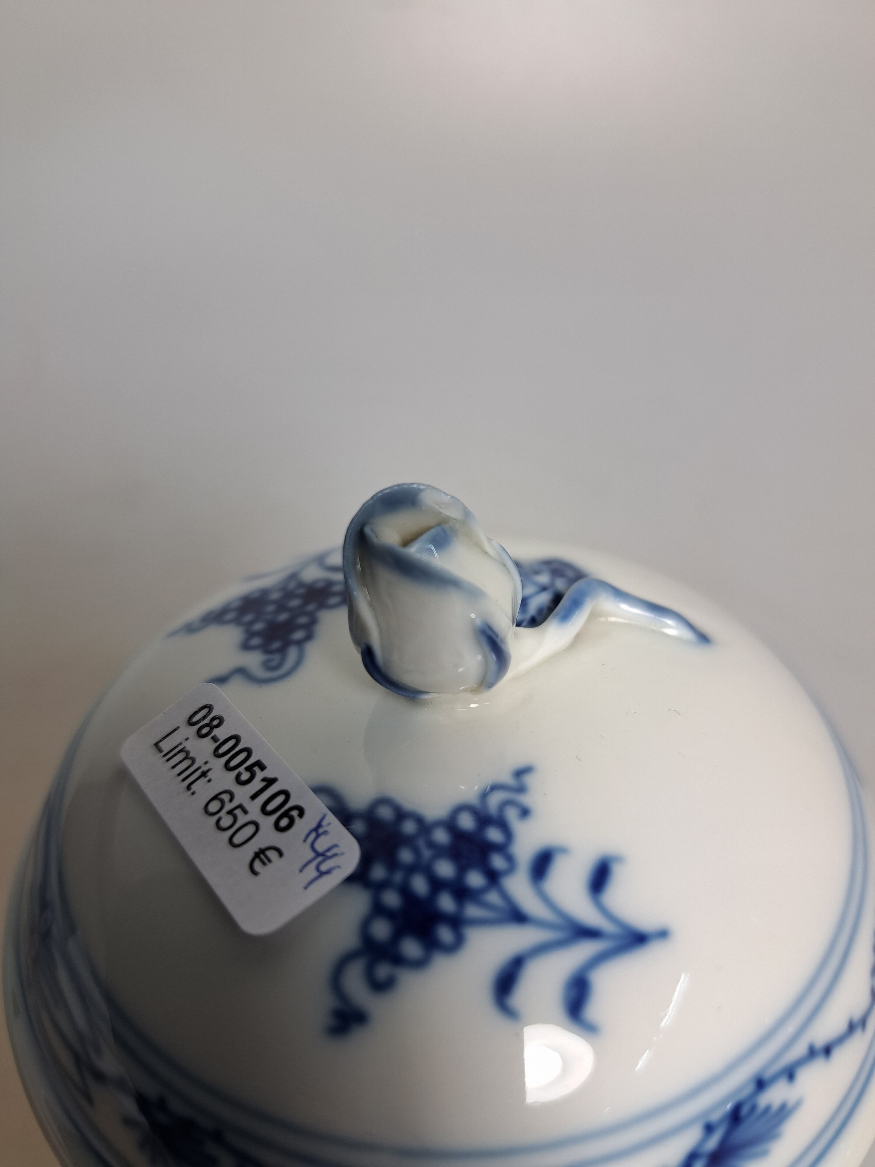Detail w: Kaffeeservice für 12 Personen, Meissen, 20. Jh., Zwiebelmuster, große und, kleinere Kaffeekanne, 3 Milchkännchen, 2 Zuckerdosen, 12 Tassen mit ...