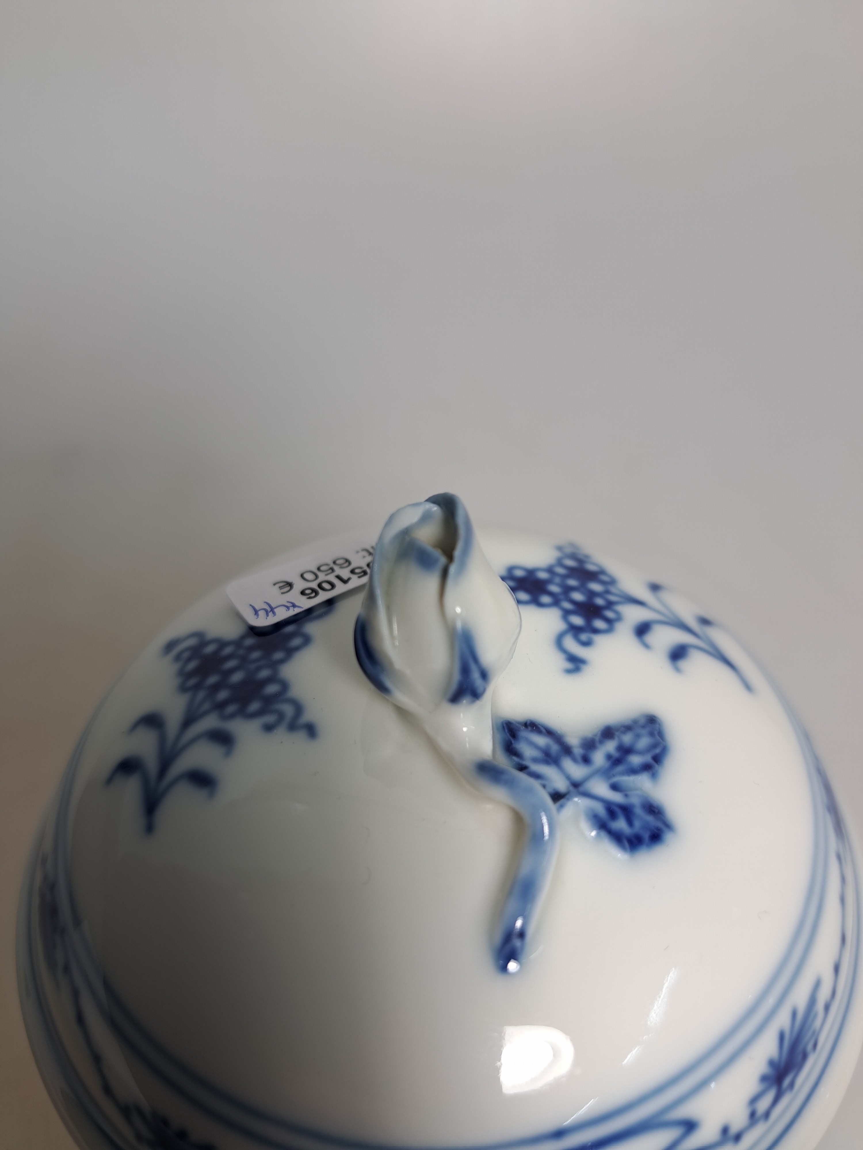 Detail x: Kaffeeservice für 12 Personen, Meissen, 20. Jh., Zwiebelmuster, große und, kleinere Kaffeekanne, 3 Milchkännchen, 2 Zuckerdosen, 12 Tassen mit ...