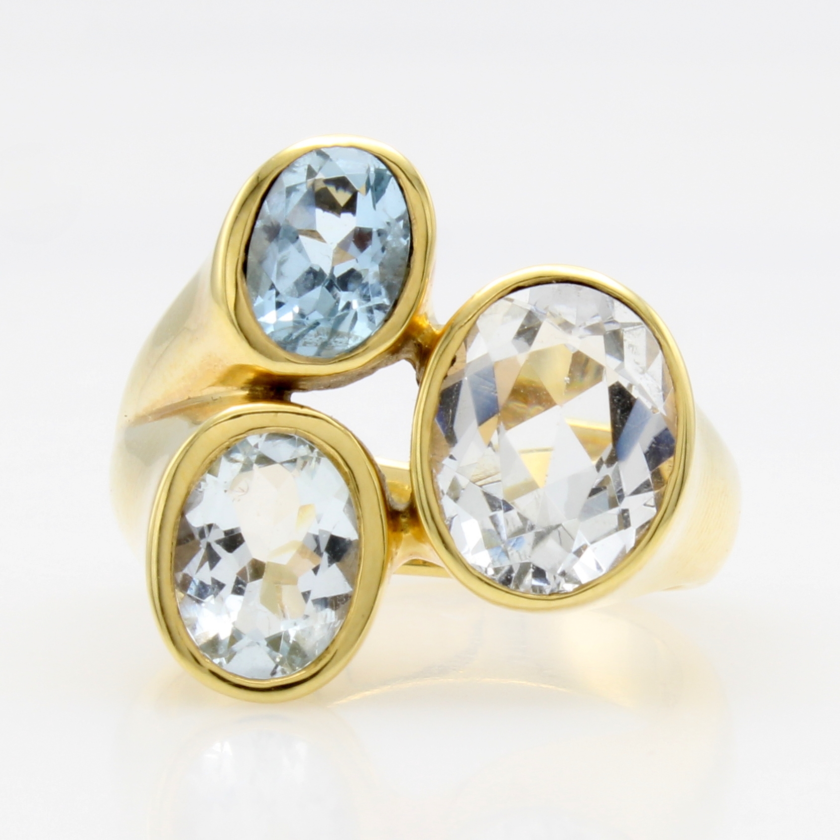 Image 27124327 - Ring mit Aquamarinen, GG 585/000, 3 ovale Aquam. zus. ca. 4 ct, RW ca. 55 Schätzpreis: ...