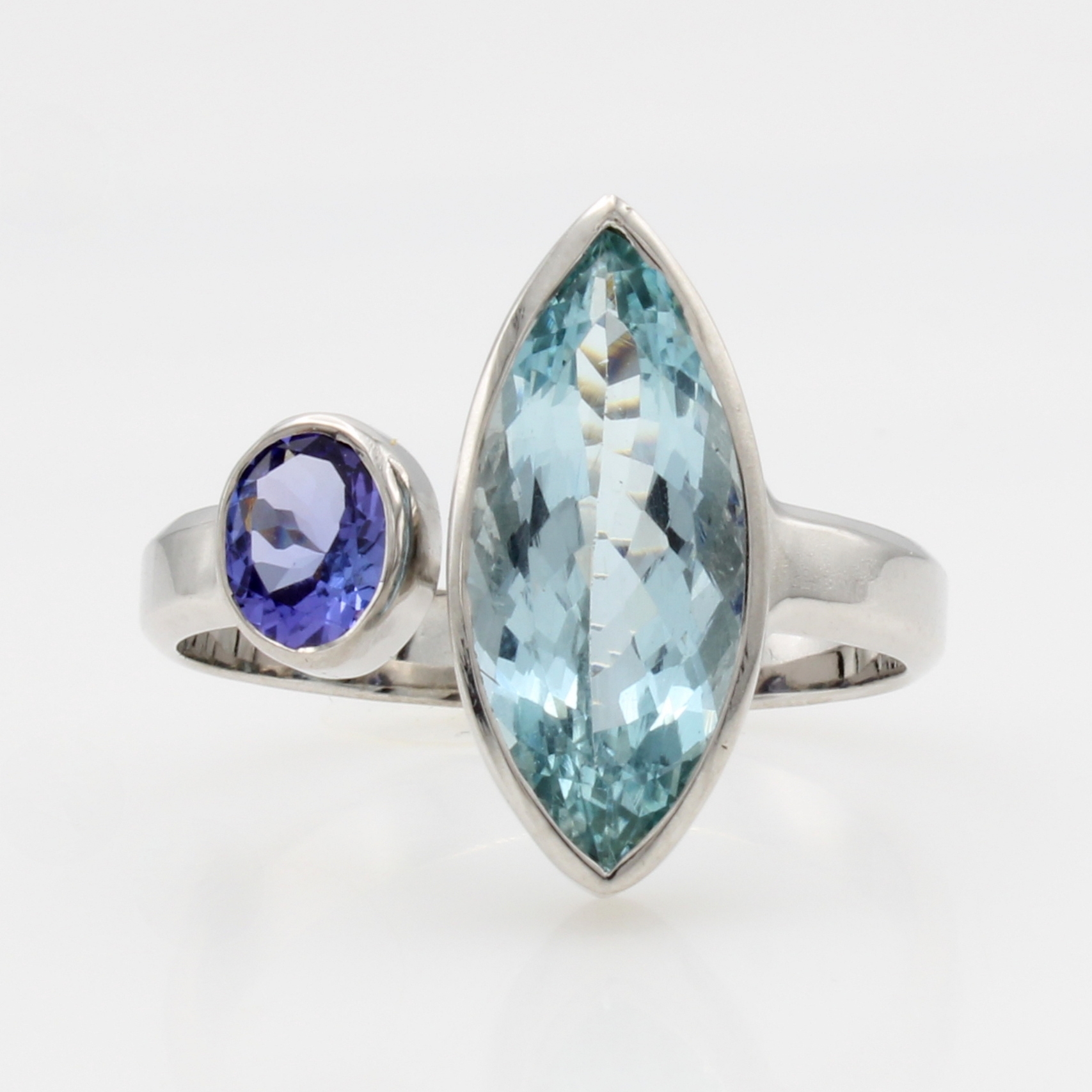 Image 27124329 - Ring mit Farbsteinen, WG 585/000, navettef. Aquam. ca. 4.6 ct, ovaler Tansanit ca. 0.8 ...