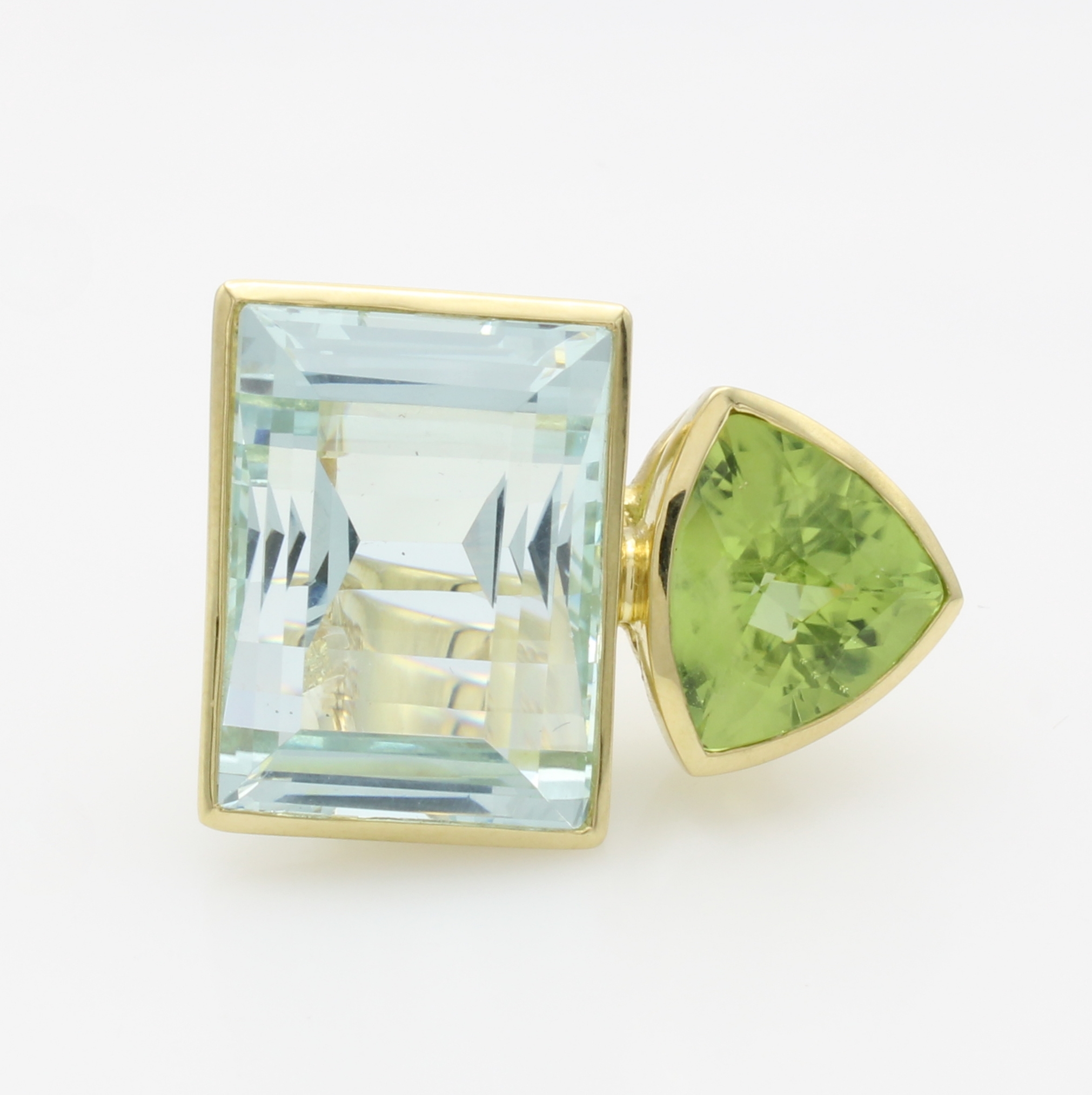Image 27124332 - Ring mit Farbsteinen, GG 585/000, rechteckiger Aquam. ca. 29.44 ct, dreieckiger Peridot ...