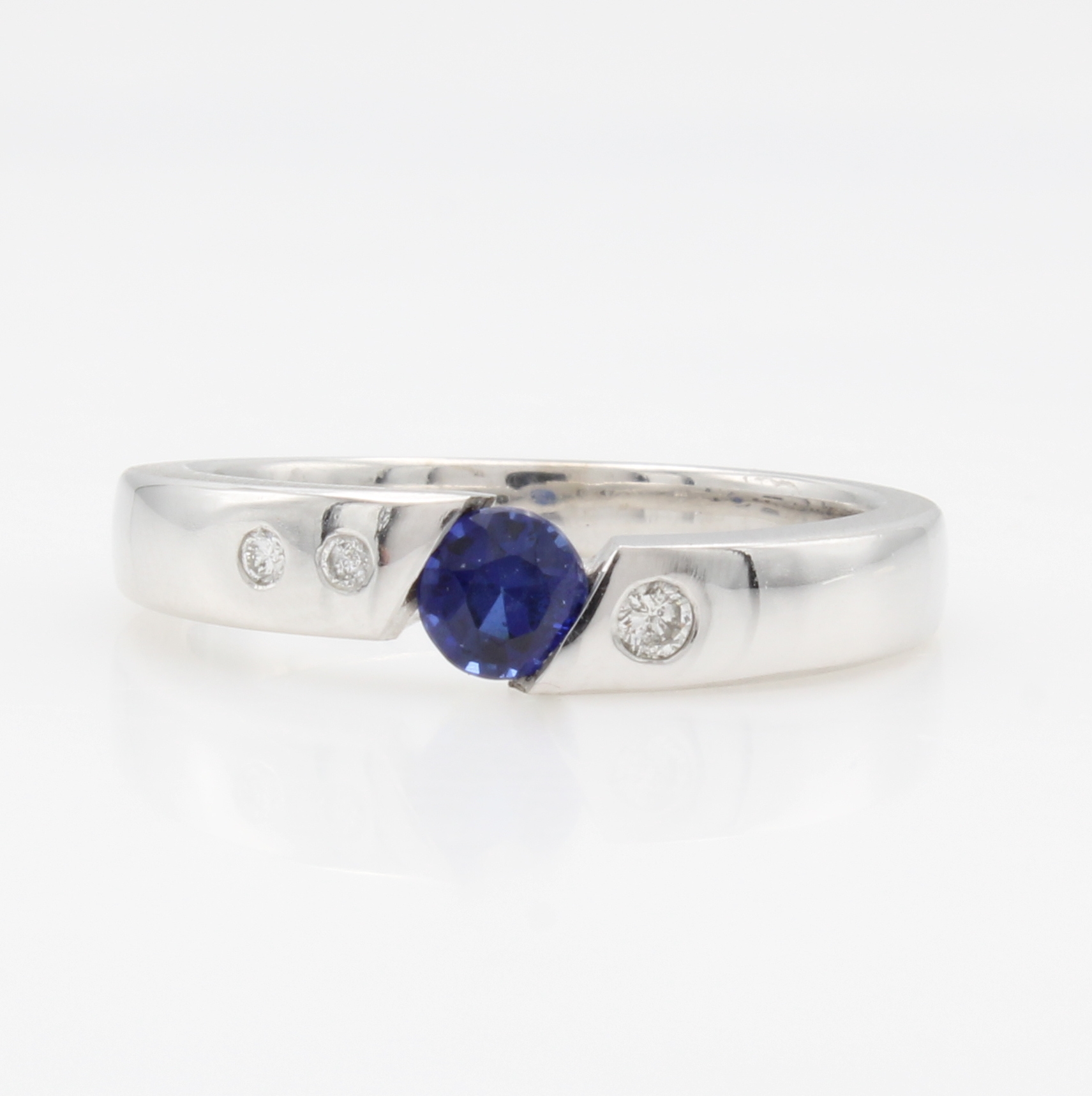Image 27124350 - Ring mit Saphir und Brillanten, WG 585/000, Saphir ca. 0.41 ct, 3 Brill. zus. ca. 0.08 ...