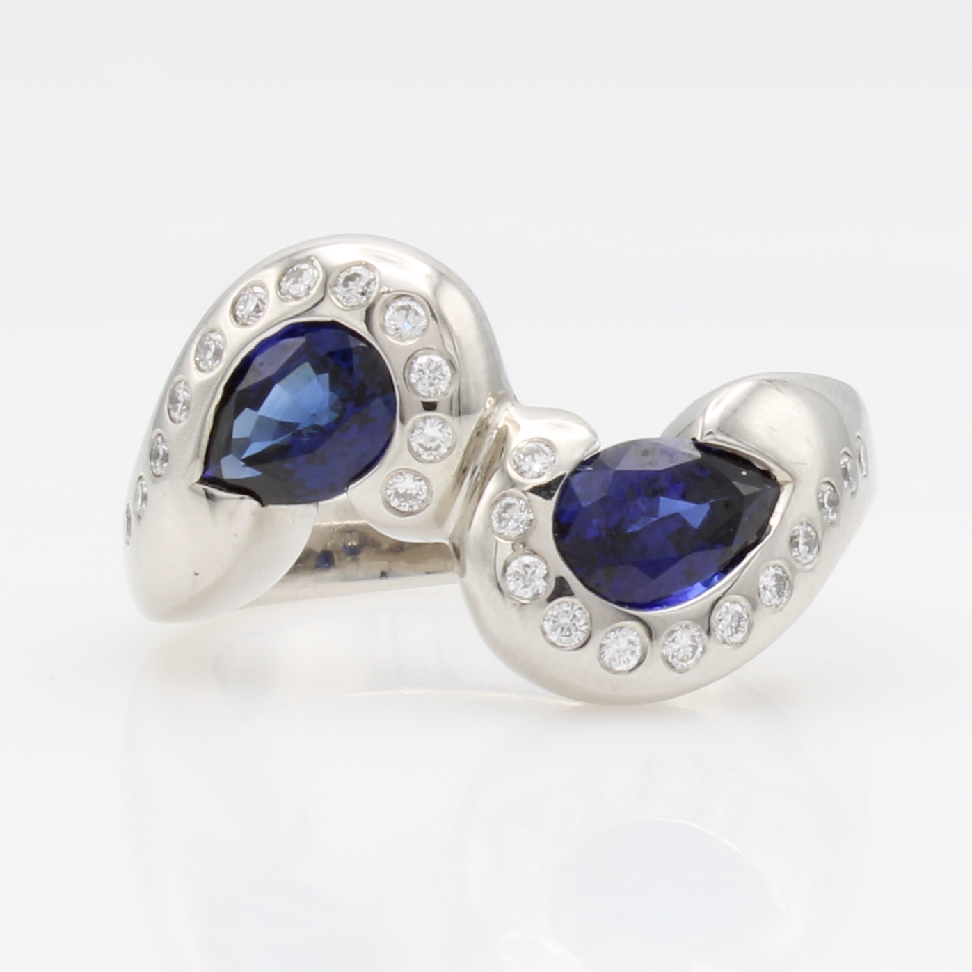 Image 27124351 - Ring mit Saphiren und Brillanten, WG 750/000, 2 Saphirtropfen zus. ca. 2.63 ct, Brill. ...