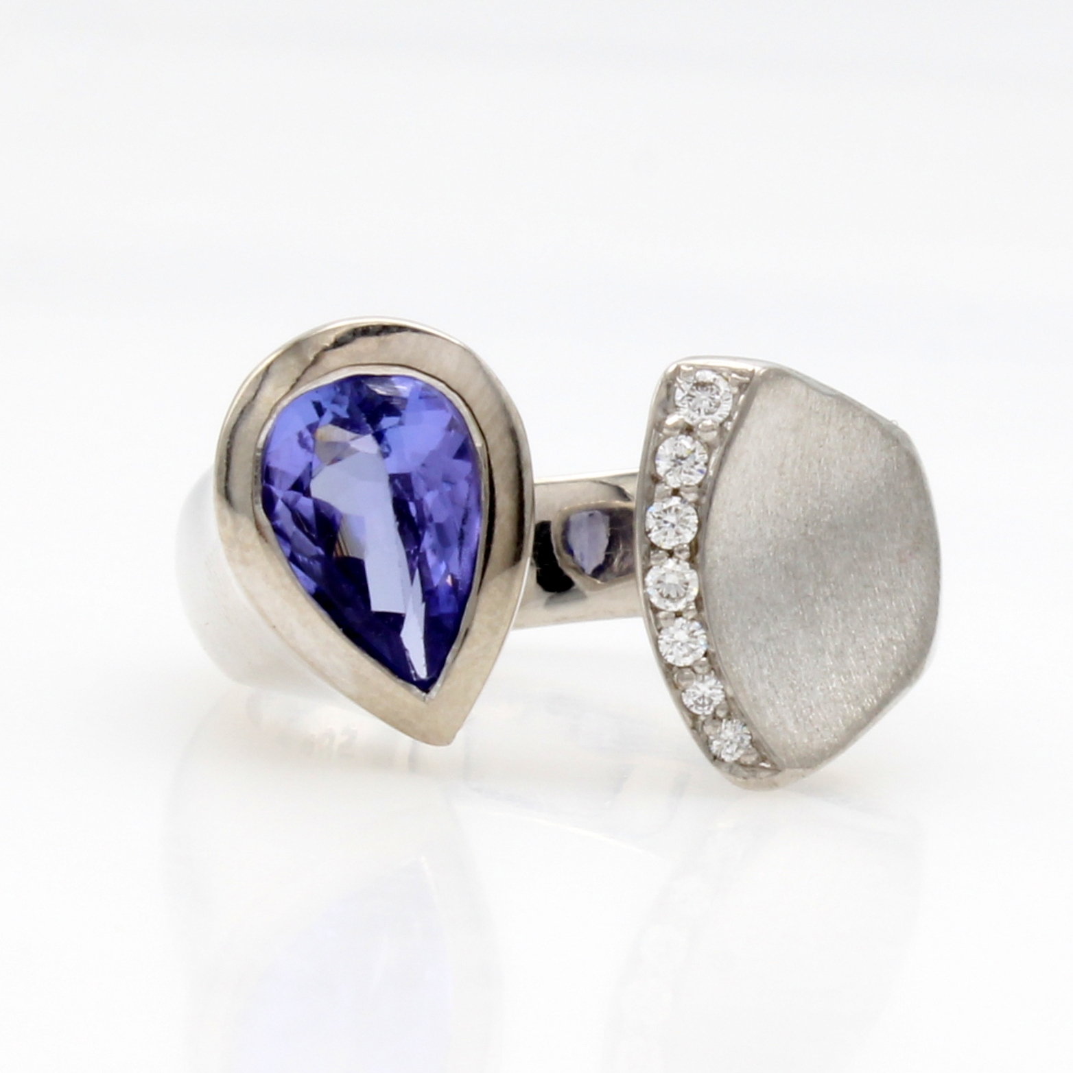 Image 27124352 - Ring mit Tansanit und Brillanten, WG 585/000, z.T. matt., Tansanittropfen ca. 1.1 ct, ...