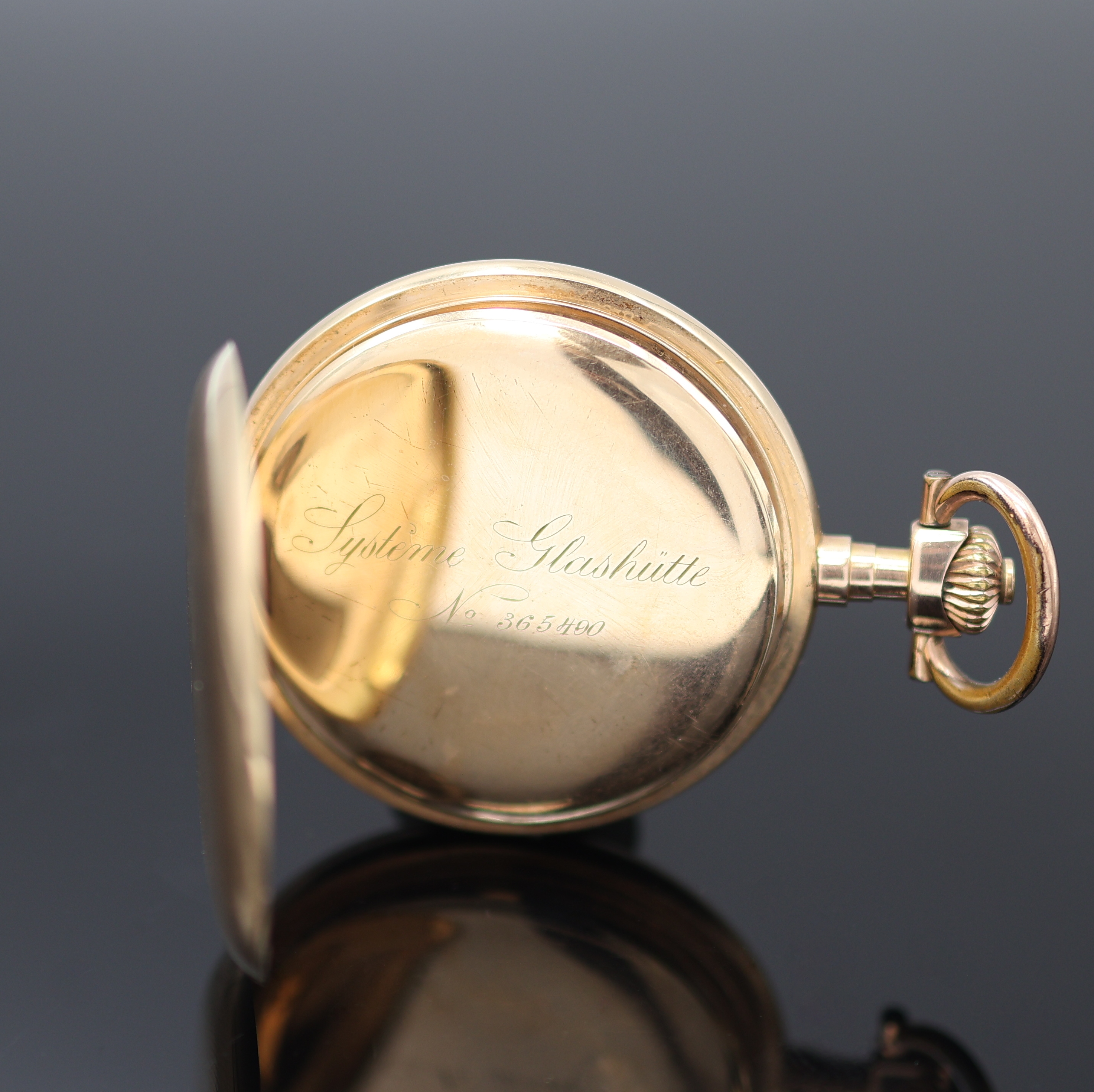 Detail c: SYSTEM GLASHÜTTE Savonette Herrentaschenuhr in RG 585/000, Schweiz um 1910, guill. 3- Deckel Goldgeh., im Zentrum des Sprungdeckels Initialen MS ...