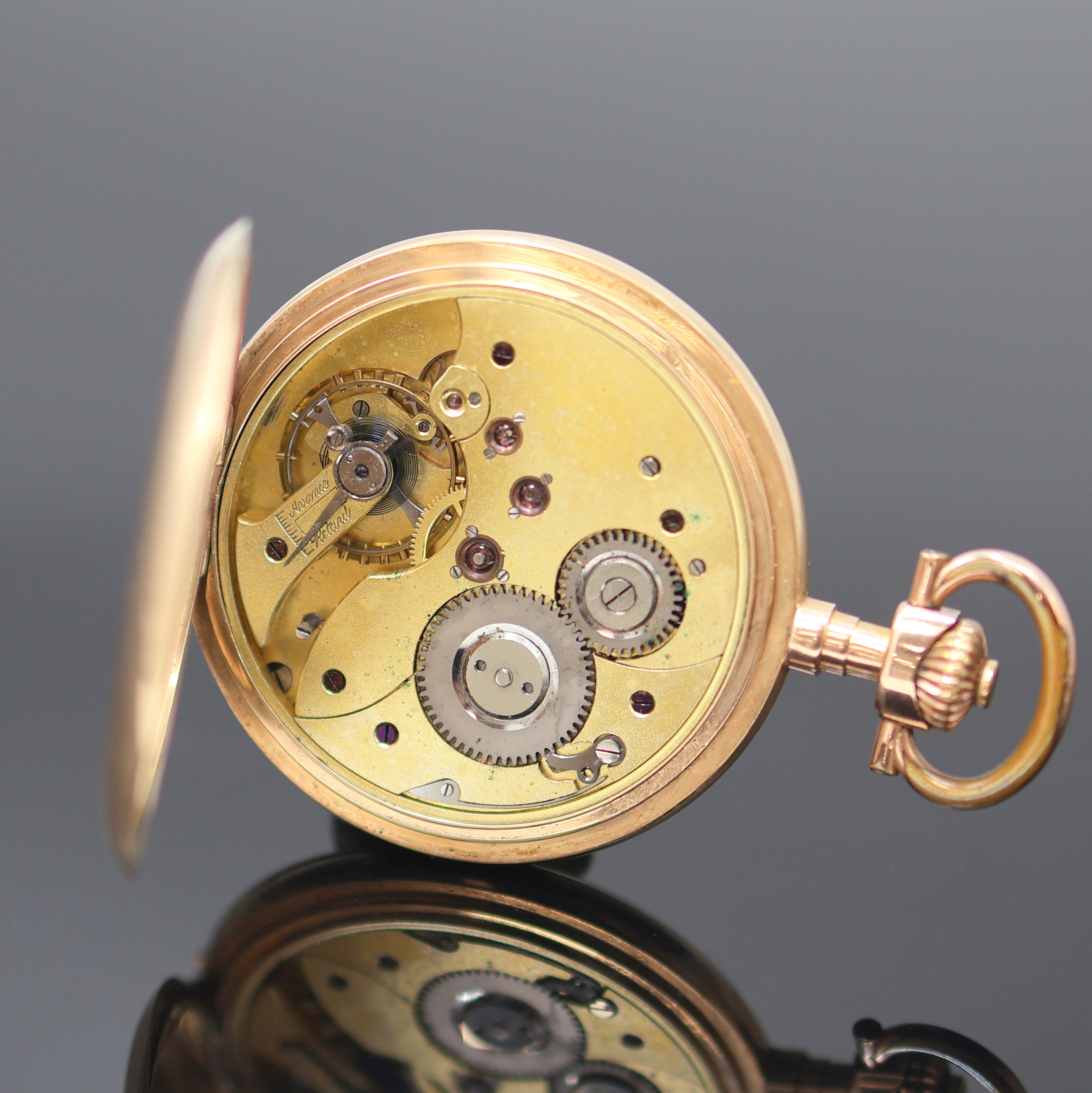 Detail e: SYSTEM GLASHÜTTE Savonette Herrentaschenuhr in RG 585/000, Schweiz um 1910, guill. 3- Deckel Goldgeh., im Zentrum des Sprungdeckels Initialen MS ...