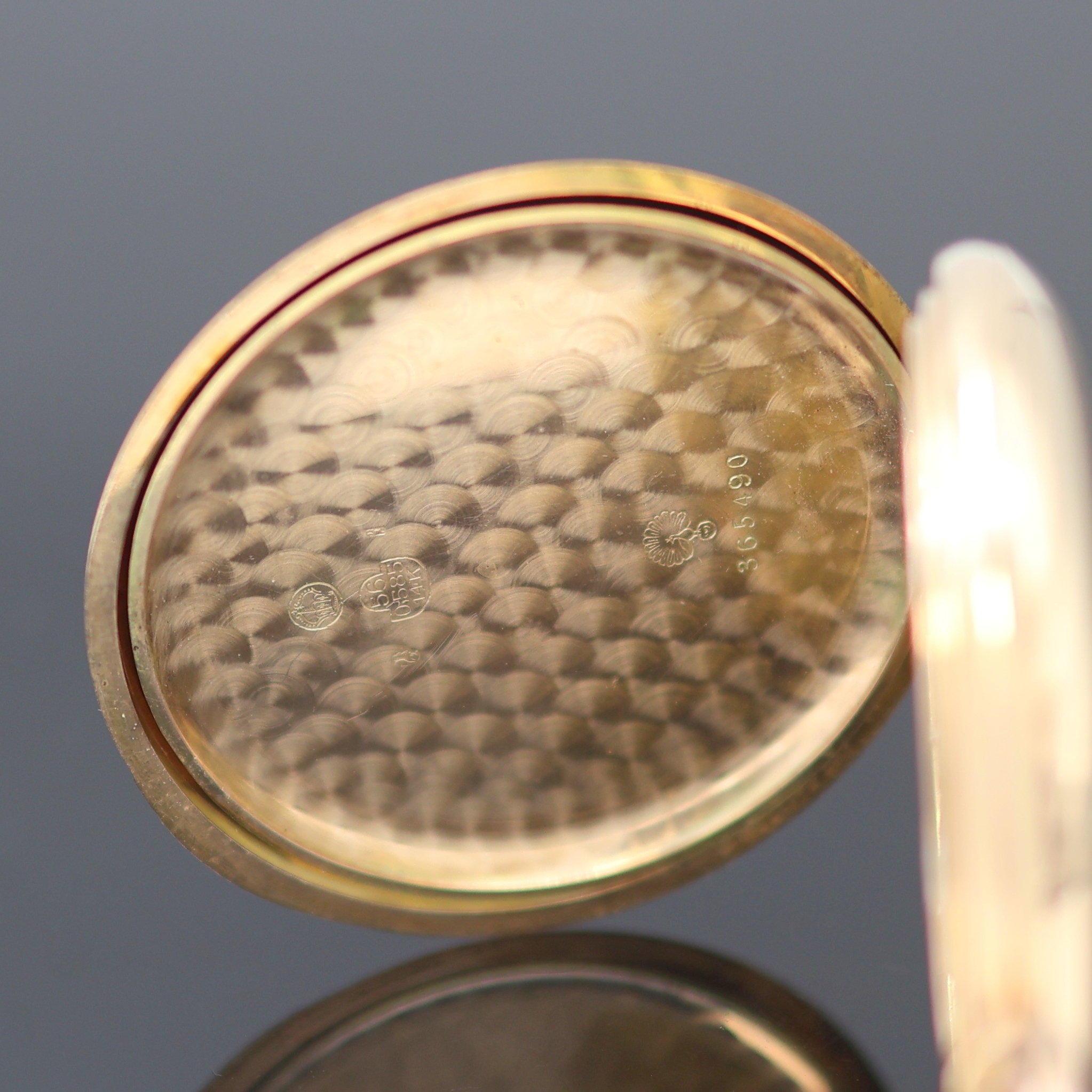Detail f: SYSTEM GLASHÜTTE Savonette Herrentaschenuhr in RG 585/000, Schweiz um 1910, guill. 3- Deckel Goldgeh., im Zentrum des Sprungdeckels Initialen MS ...