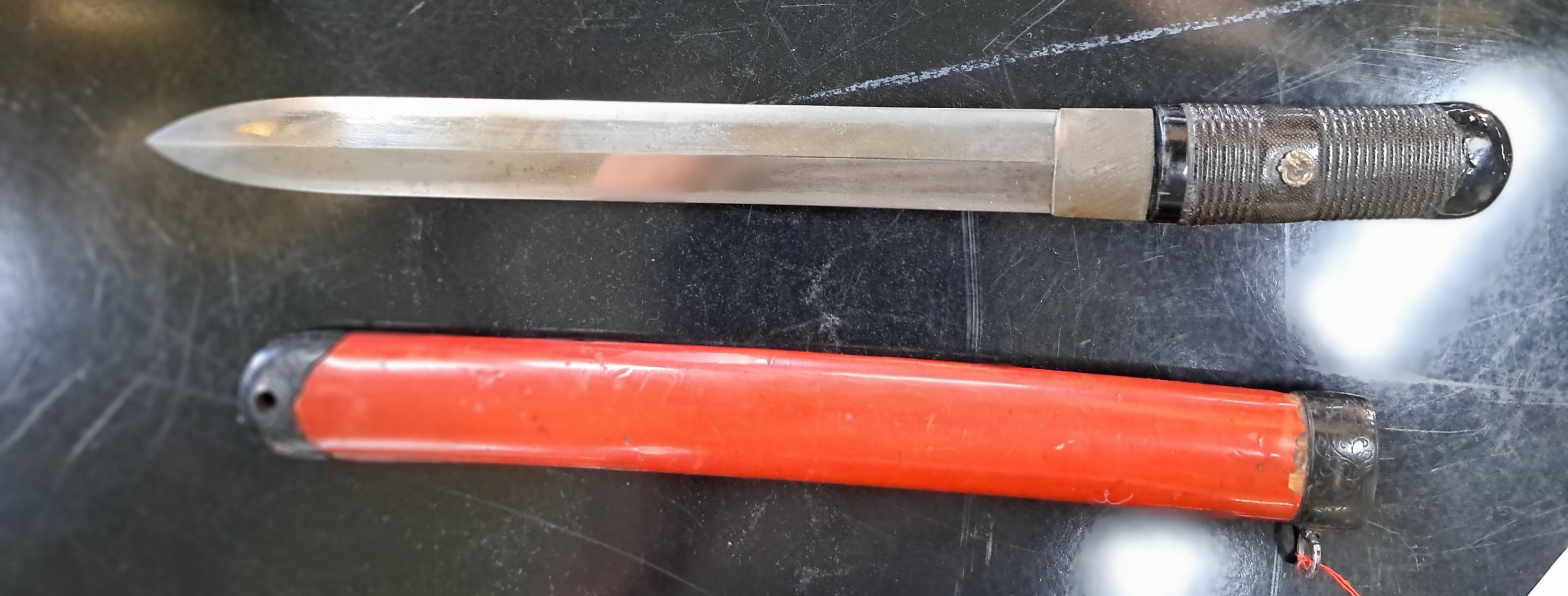 Detail a: Tanto (Dolch), Japan, Meji-Periode, gerade beidseitig geschliffene Stahlklinge, Griff Schwarzlack mit Bronzemenuki (Drachen), Scheide Rotlack, L. ca. ...