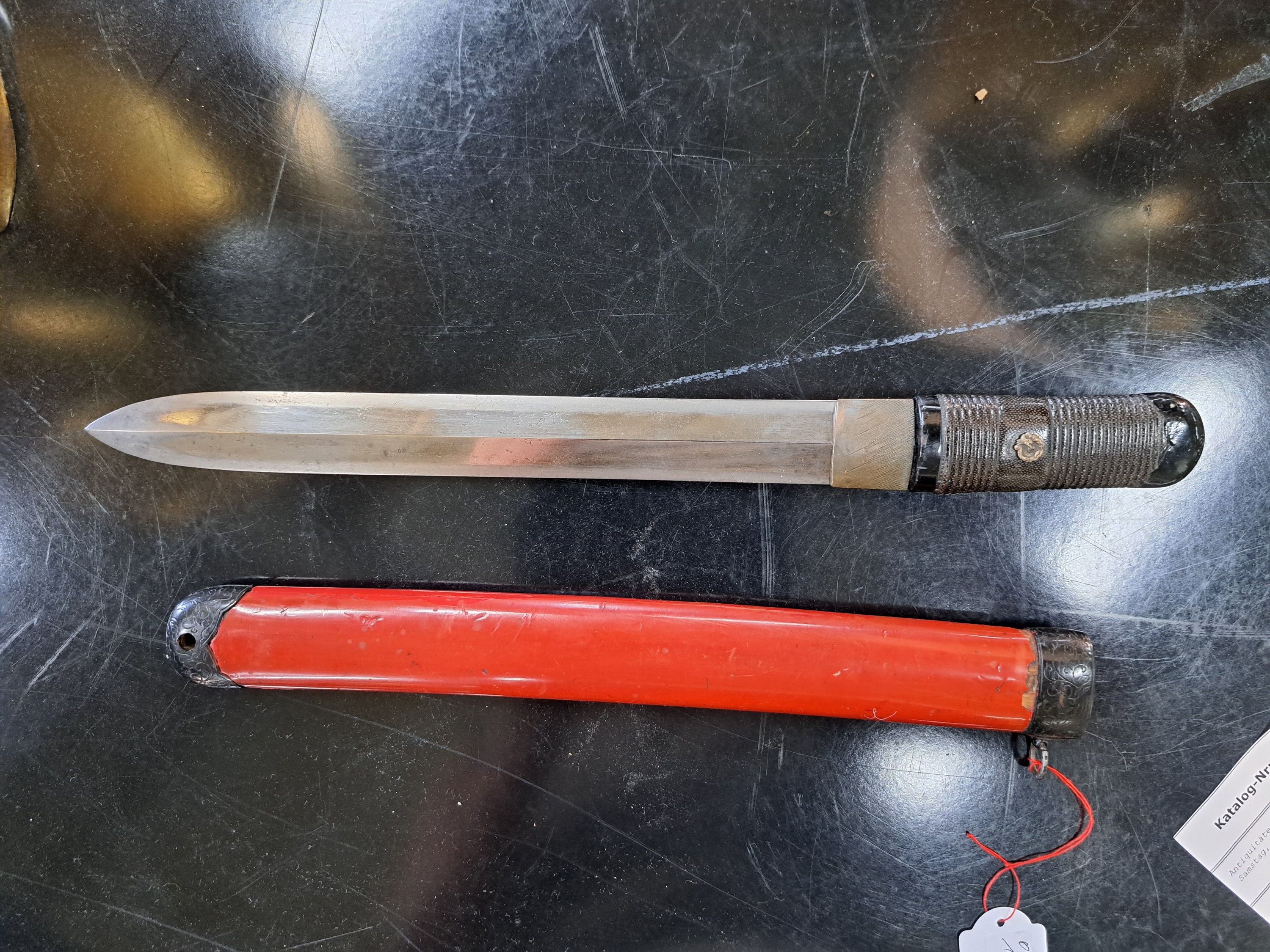 Detail b: Tanto (Dolch), Japan, Meji-Periode, gerade beidseitig geschliffene Stahlklinge, Griff Schwarzlack mit Bronzemenuki (Drachen), Scheide Rotlack, L. ca. ...