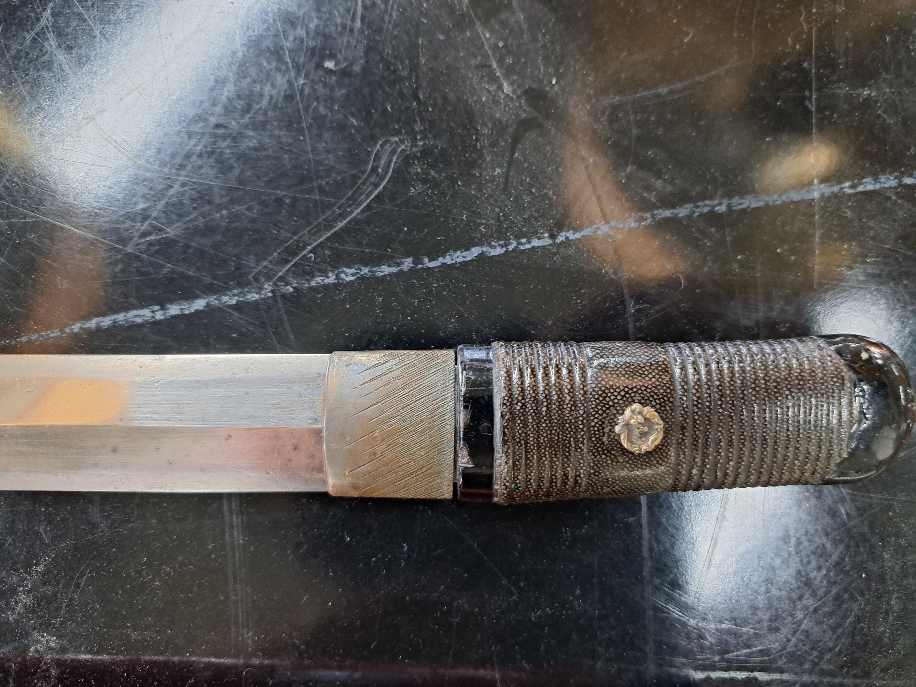 Detail c: Tanto (Dolch), Japan, Meji-Periode, gerade beidseitig geschliffene Stahlklinge, Griff Schwarzlack mit Bronzemenuki (Drachen), Scheide Rotlack, L. ca. ...