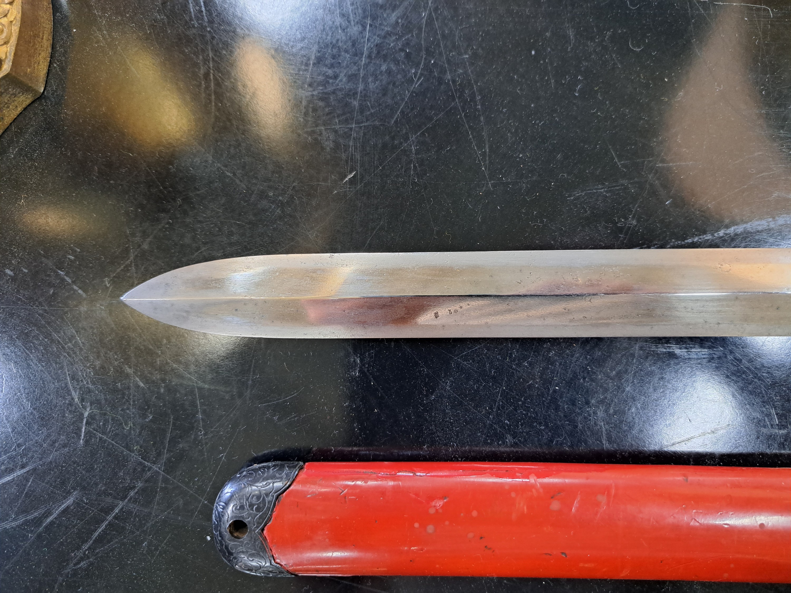 Detail d: Tanto (Dolch), Japan, Meji-Periode, gerade beidseitig geschliffene Stahlklinge, Griff Schwarzlack mit Bronzemenuki (Drachen), Scheide Rotlack, L. ca. ...