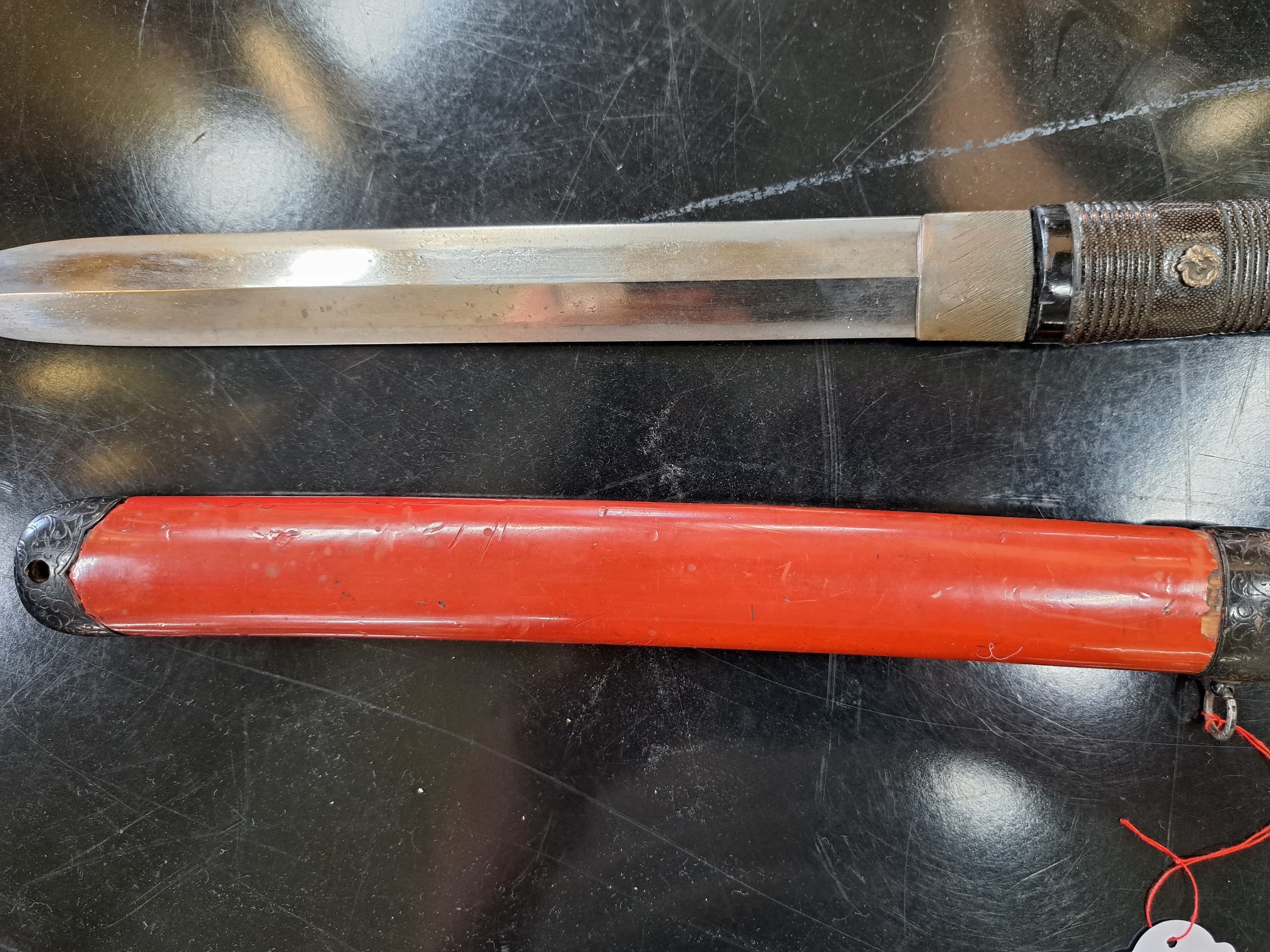 Detail e: Tanto (Dolch), Japan, Meji-Periode, gerade beidseitig geschliffene Stahlklinge, Griff Schwarzlack mit Bronzemenuki (Drachen), Scheide Rotlack, L. ca. ...