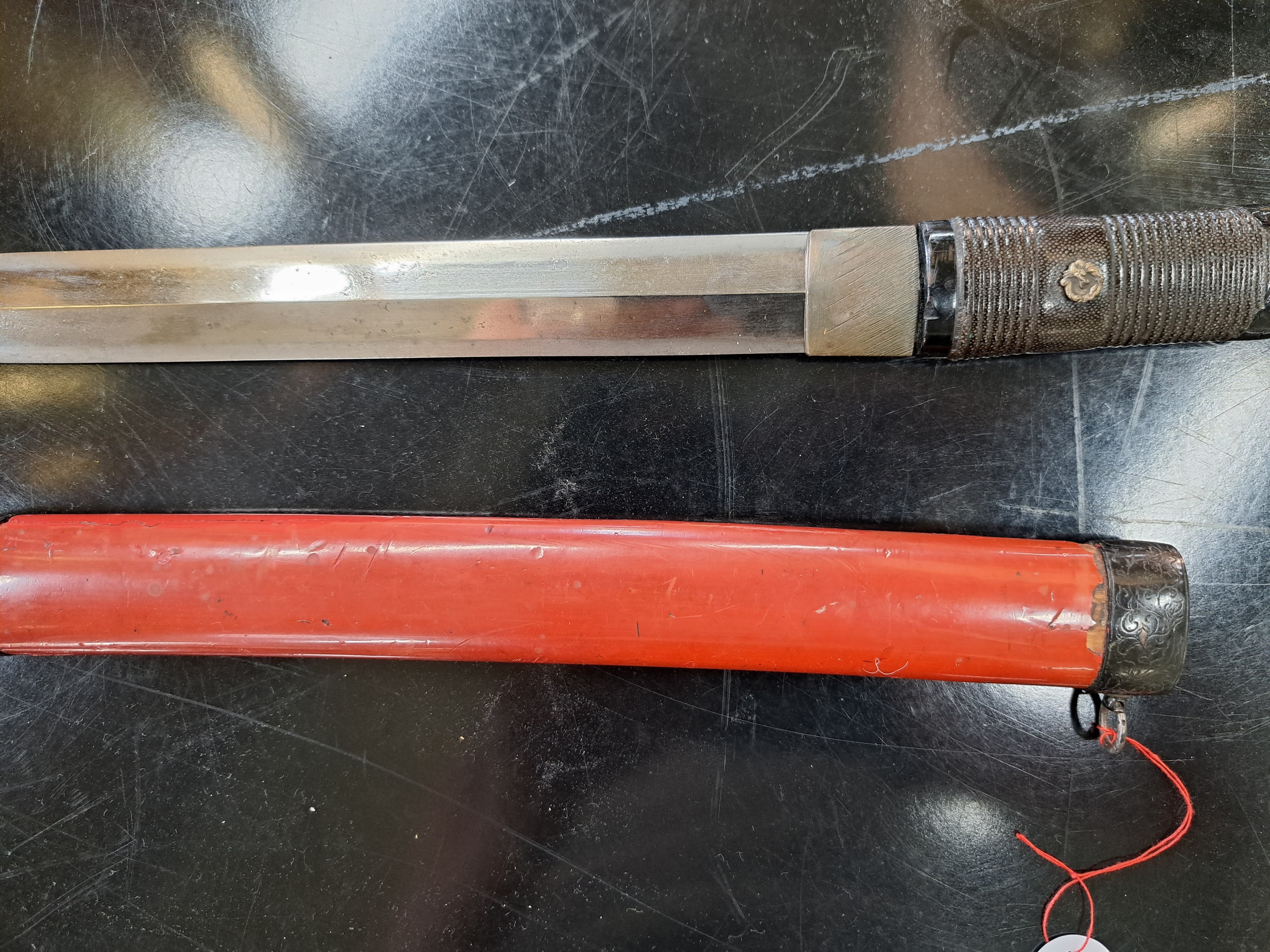 Detail f: Tanto (Dolch), Japan, Meji-Periode, gerade beidseitig geschliffene Stahlklinge, Griff Schwarzlack mit Bronzemenuki (Drachen), Scheide Rotlack, L. ca. ...
