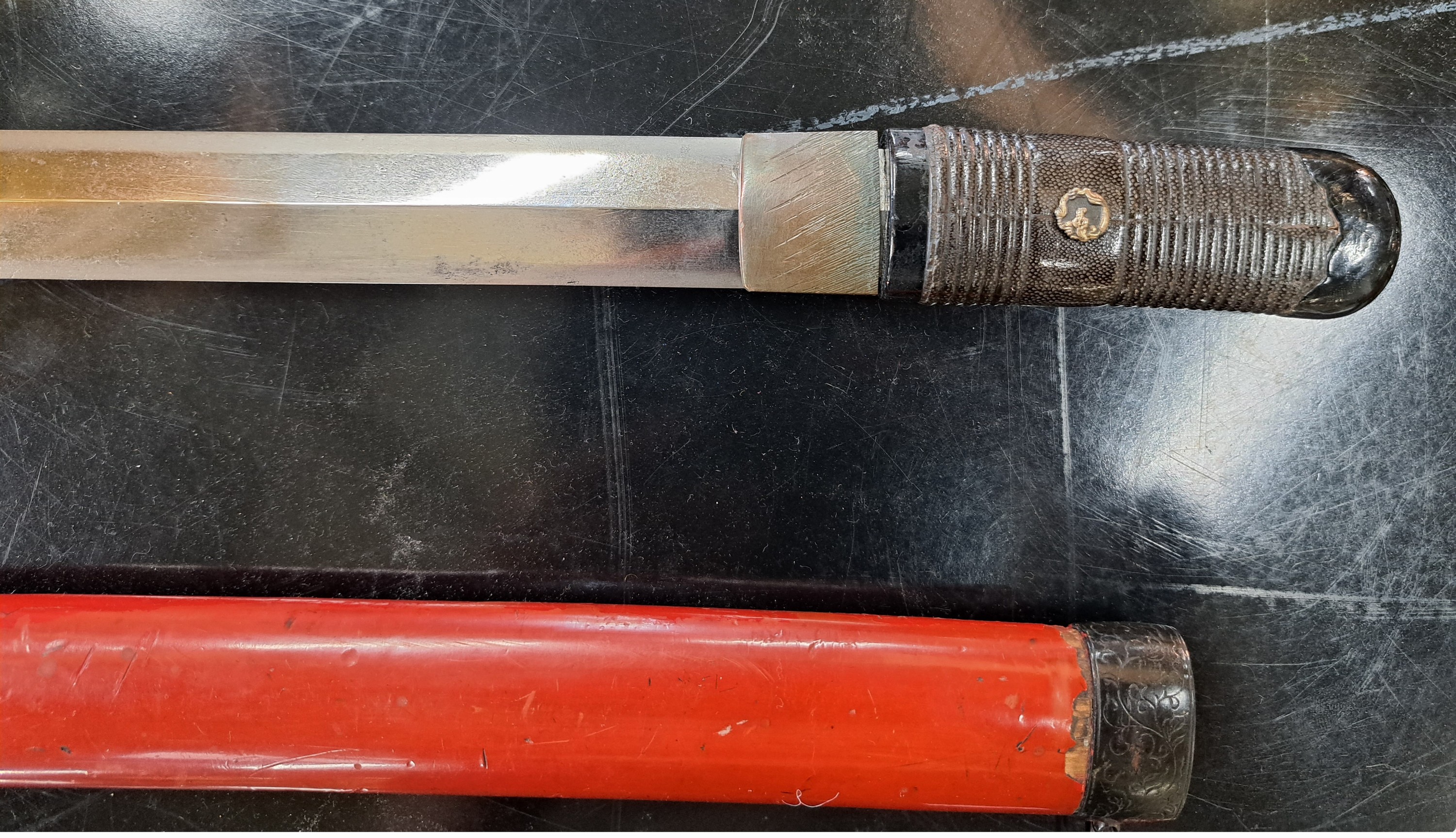Detail g: Tanto (Dolch), Japan, Meji-Periode, gerade beidseitig geschliffene Stahlklinge, Griff Schwarzlack mit Bronzemenuki (Drachen), Scheide Rotlack, L. ca. ...