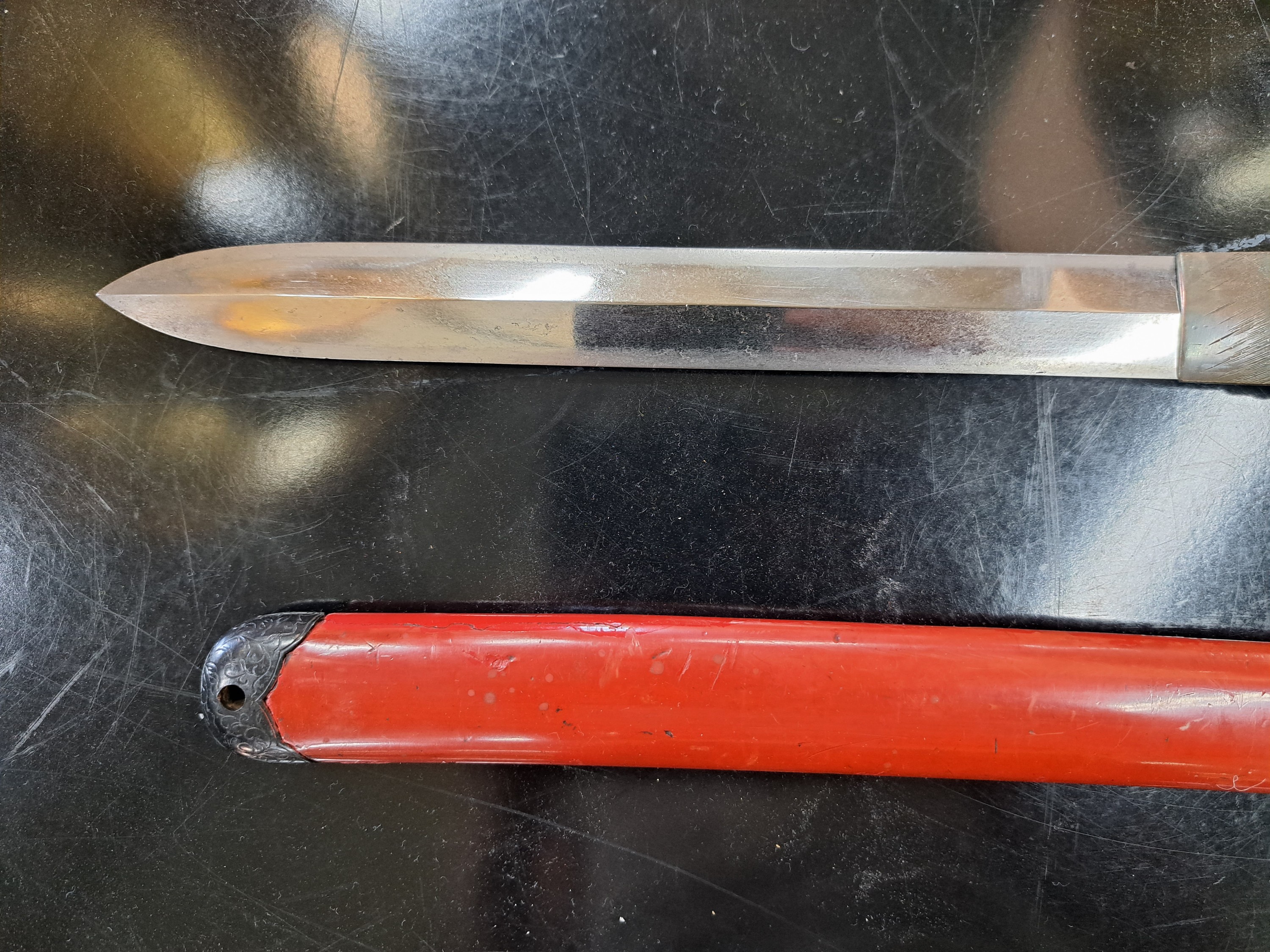 Detail h: Tanto (Dolch), Japan, Meji-Periode, gerade beidseitig geschliffene Stahlklinge, Griff Schwarzlack mit Bronzemenuki (Drachen), Scheide Rotlack, L. ca. ...