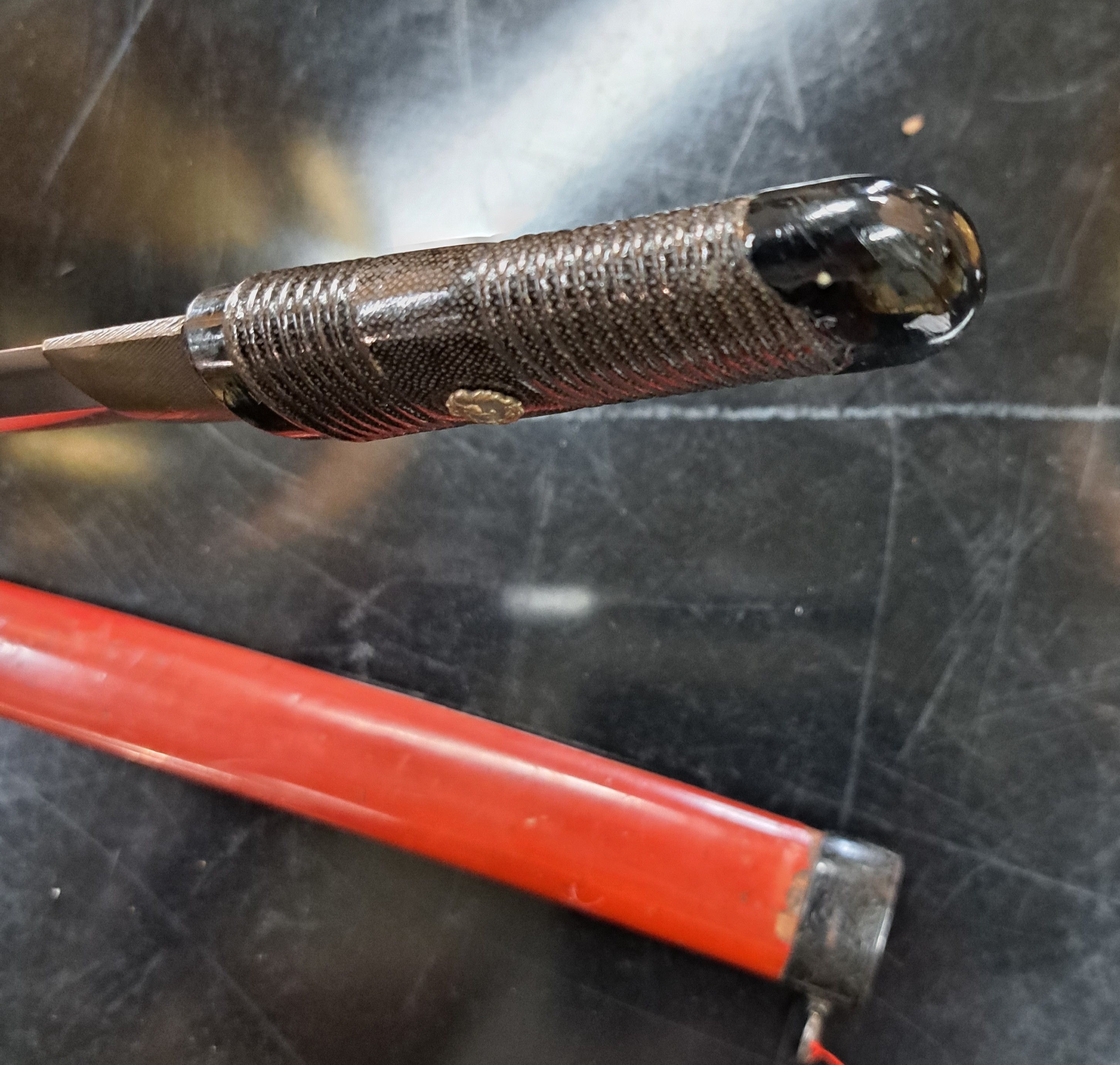 Detail i: Tanto (Dolch), Japan, Meji-Periode, gerade beidseitig geschliffene Stahlklinge, Griff Schwarzlack mit Bronzemenuki (Drachen), Scheide Rotlack, L. ca. ...