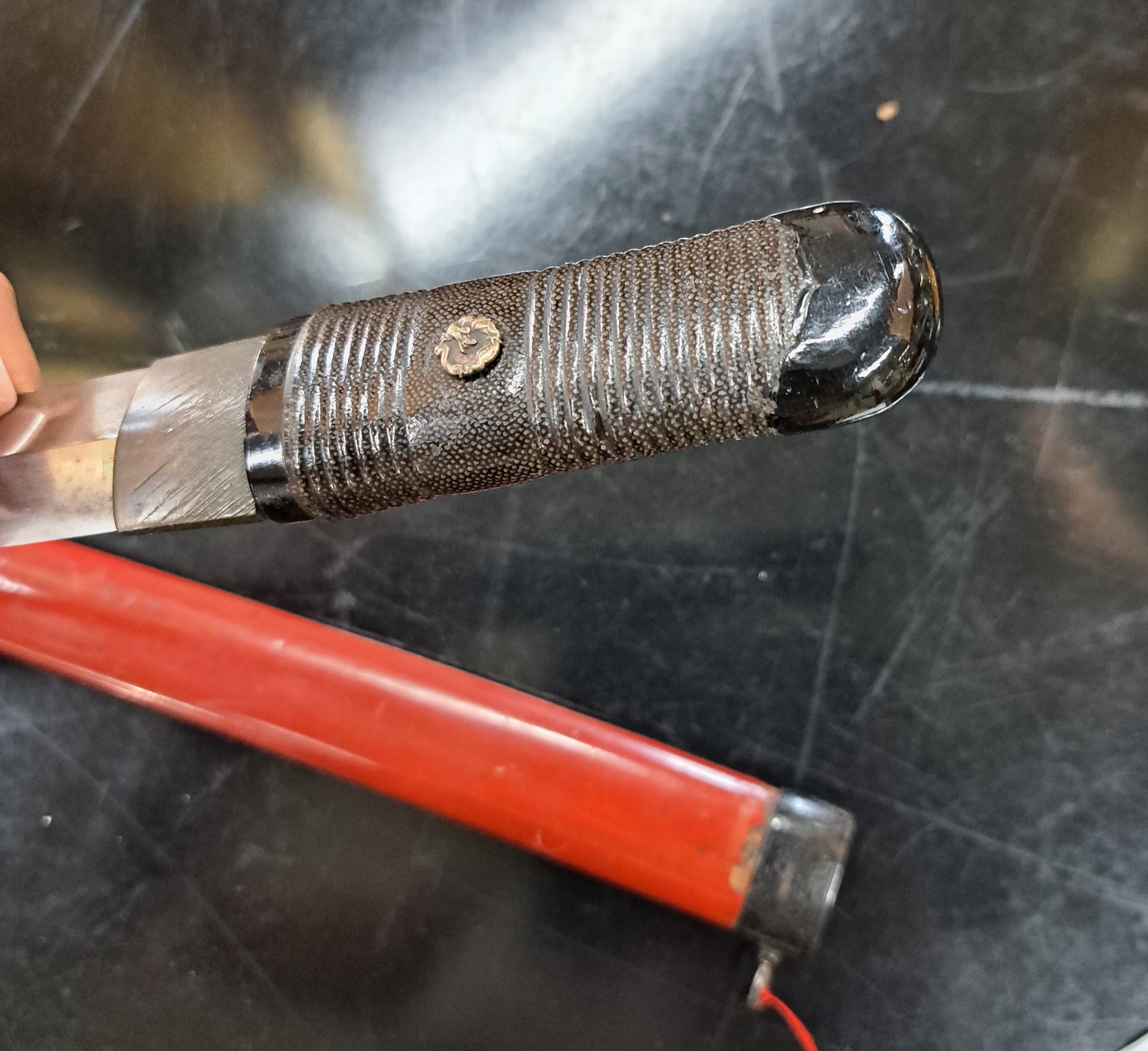 Detail j: Tanto (Dolch), Japan, Meji-Periode, gerade beidseitig geschliffene Stahlklinge, Griff Schwarzlack mit Bronzemenuki (Drachen), Scheide Rotlack, L. ca. ...