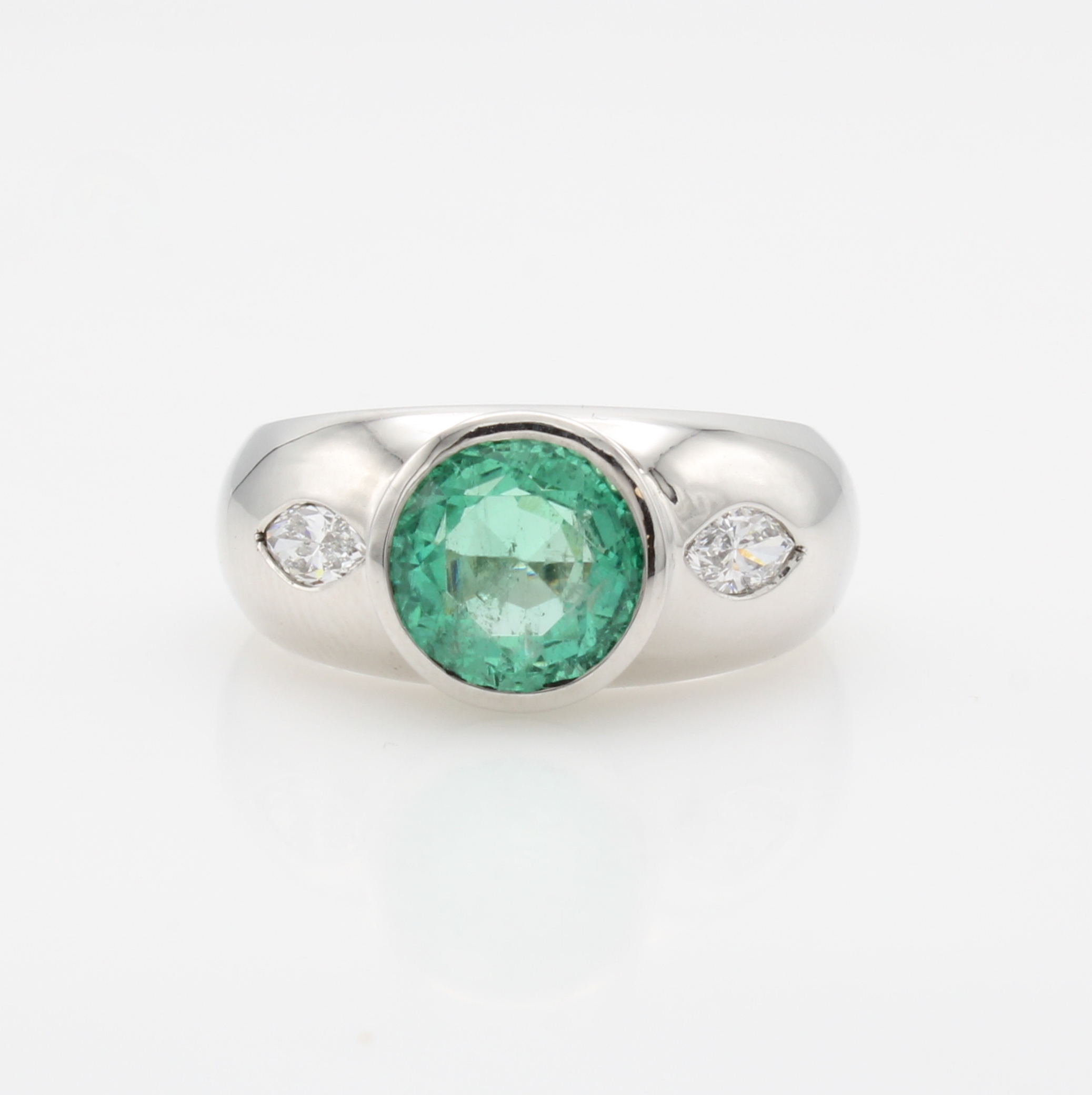 Image 27124373 - Ring mit Smaragd und Diamanten, WG 750/000, runder Smaragd ca. 3.3 ct, 2 Diam. im ...