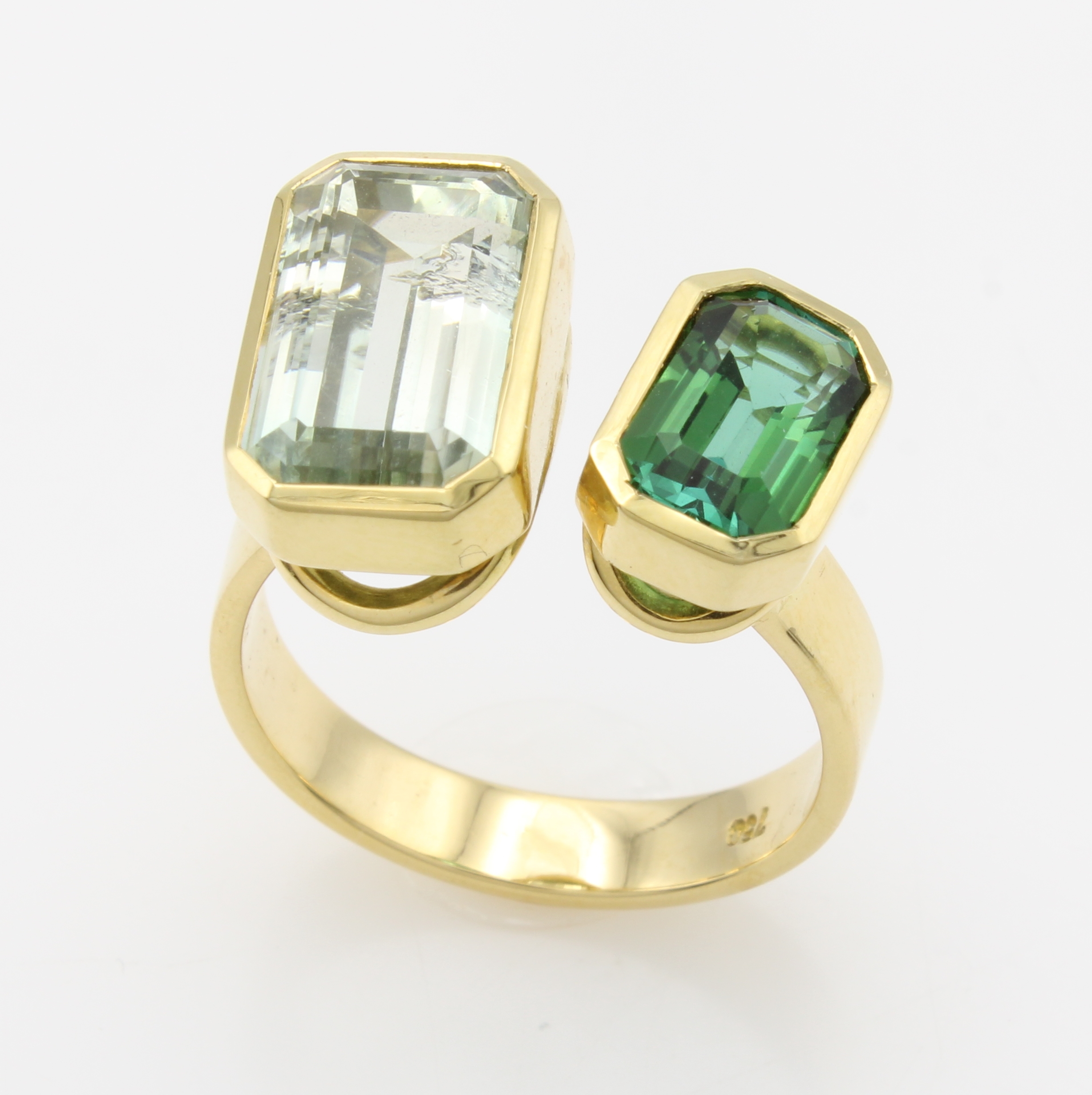 Image 27124376 - Ring mit Turmalinen, GG 750/000, 2 Turmaline in versch. Grüntönen zus. ca. 6.8 ct, RW ...