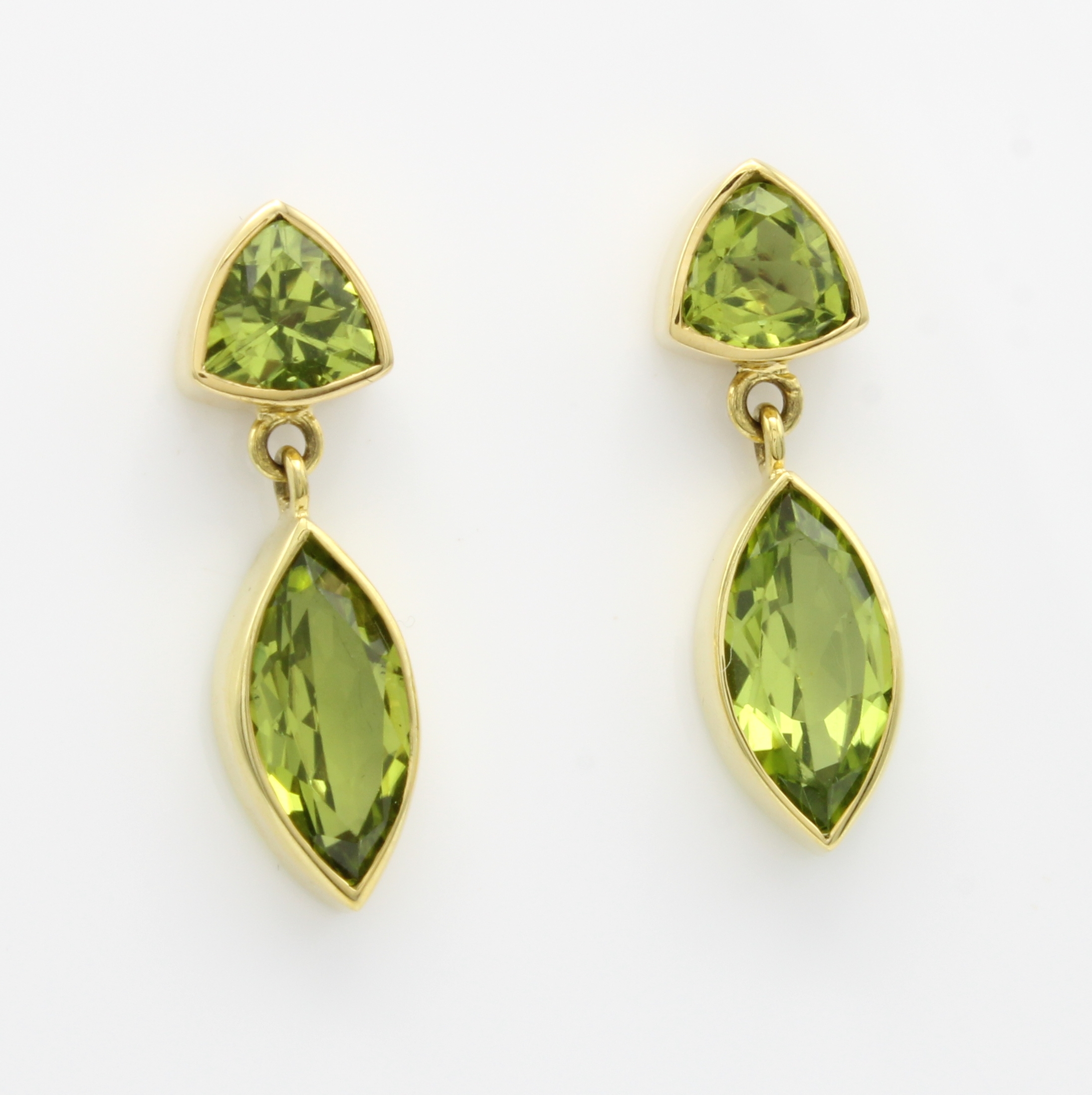 Image 27124380 - Paar Ohrstecker mit Peridots, GG 585/000, 2 dreieckige u. 2 navettef. Peridots zus. ca. ...