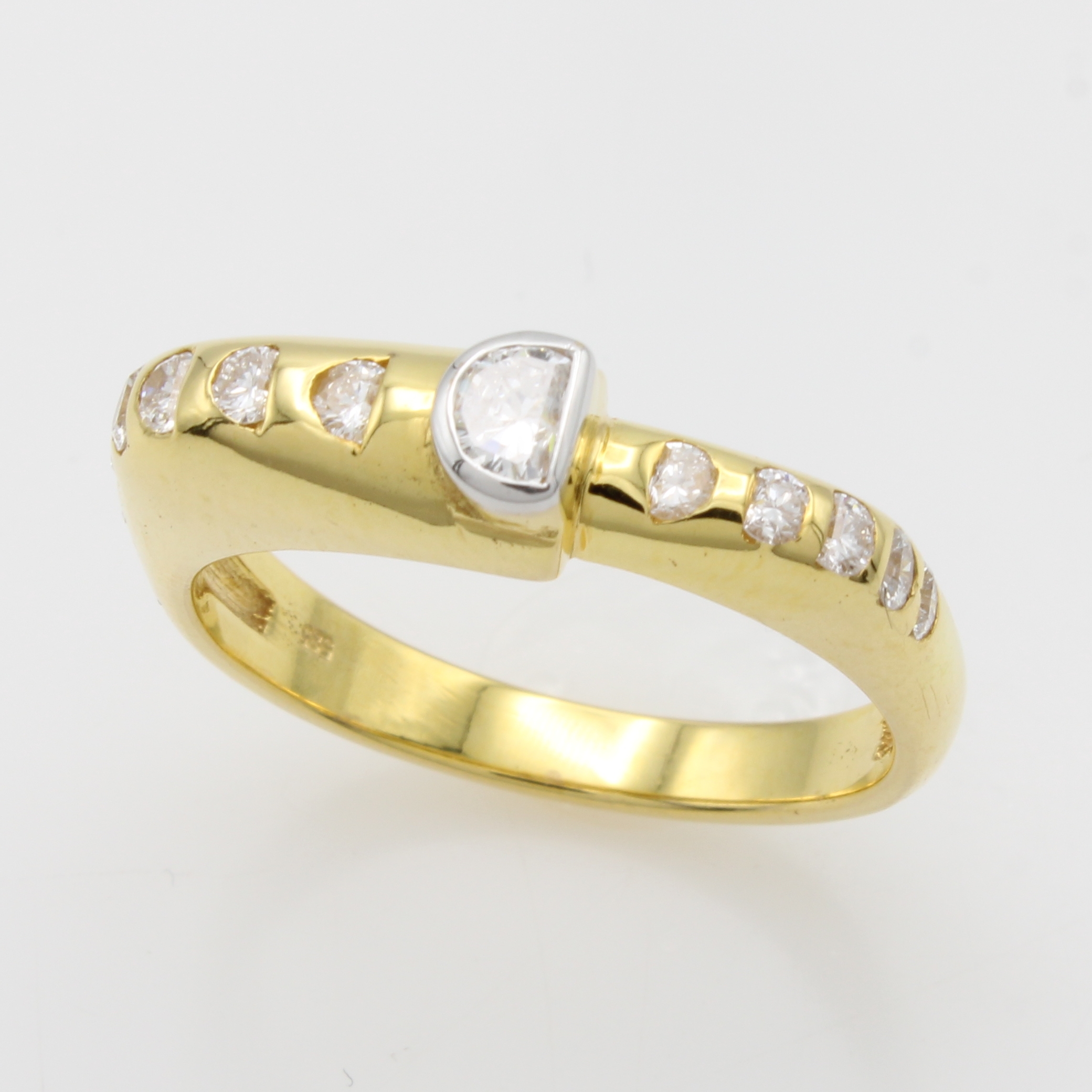 Image 27124396 - Ring mit Diamanten, GG 585/000, Diam. zus. ca. 0.50 ct feines Weiß/si, l. eckige Form, ...
