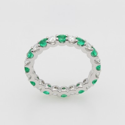 27124308a - Memoryring mit Smaragden und Brillanten, WG 750/000, 12 fac. Smaragde zus. ca. 1.10 ct, ...