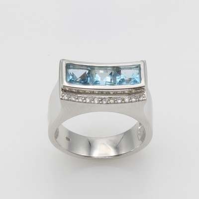 27124325a - Ring mit Blautopasen und Brillanten, WG 585/000, 3 carréef. Blautopase (beh.), Brill. ...