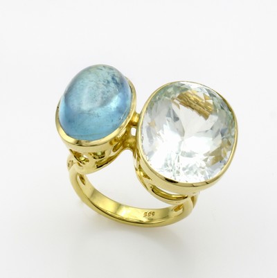 27124326a - Ring mit Farbsteinen, GG 585/000, facett. Aquam. ca. 15 ct, Blautopascabochon (beh.) ca. ...