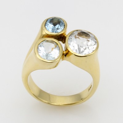 27124327a - Ring mit Aquamarinen, GG 585/000, 3 ovale Aquam. zus. ca. 4 ct, RW ca. 55 Schätzpreis: ...