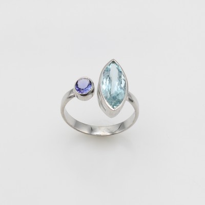 27124329a - Ring mit Farbsteinen, WG 585/000, navettef. Aquam. ca. 4.6 ct, ovaler Tansanit ca. 0.8 ...