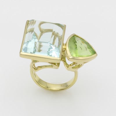 27124332a - Ring mit Farbsteinen, GG 585/000, rechteckiger Aquam. ca. 29.44 ct, dreieckiger Peridot ...