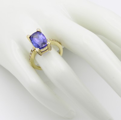 27124346a - Ring mit Tansanit und Brillanten, GG 750/000, ovaler Tansanit ca. 5.68 ct, Krappen u. ...