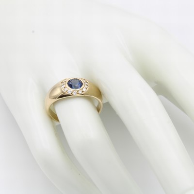 27124348a - Ring mit Saphir und Brillanten, GG 585/000, runder Saphir ca. 0.9 ct umgeben v. Brill. ...