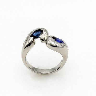 27124351a - Ring mit Saphiren und Brillanten, WG 750/000, 2 Saphirtropfen zus. ca. 2.63 ct, Brill. ...