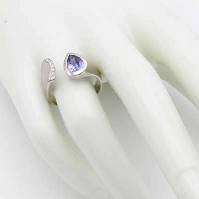 27124352a - Ring mit Tansanit und Brillanten, WG 585/000, z.T. matt., Tansanittropfen ca. 1.1 ct, ...