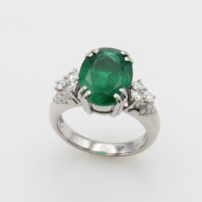 27124372a - Ring mit Smaragd und Brillanten, WG 750/000, ovaler Smaragd in Krappenfassung ca. 5.26 ...