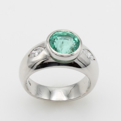 27124373a - Ring mit Smaragd und Diamanten, WG 750/000, runder Smaragd ca. 3.3 ct, 2 Diam. im ...