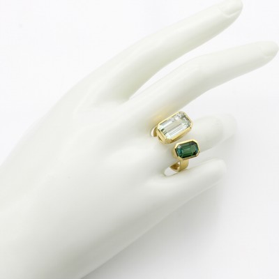 27124376a - Ring mit Turmalinen, GG 750/000, 2 Turmaline in versch. Grüntönen zus. ca. 6.8 ct, RW ...