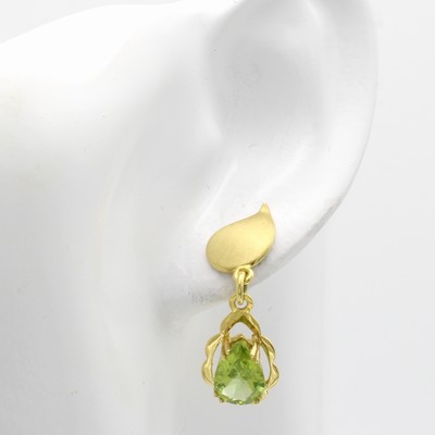 27124378a - Paar Ohrstecker mit Peridots, GG 585/000, geschwungene, matt. Oberteile, 2 Peridot- ...